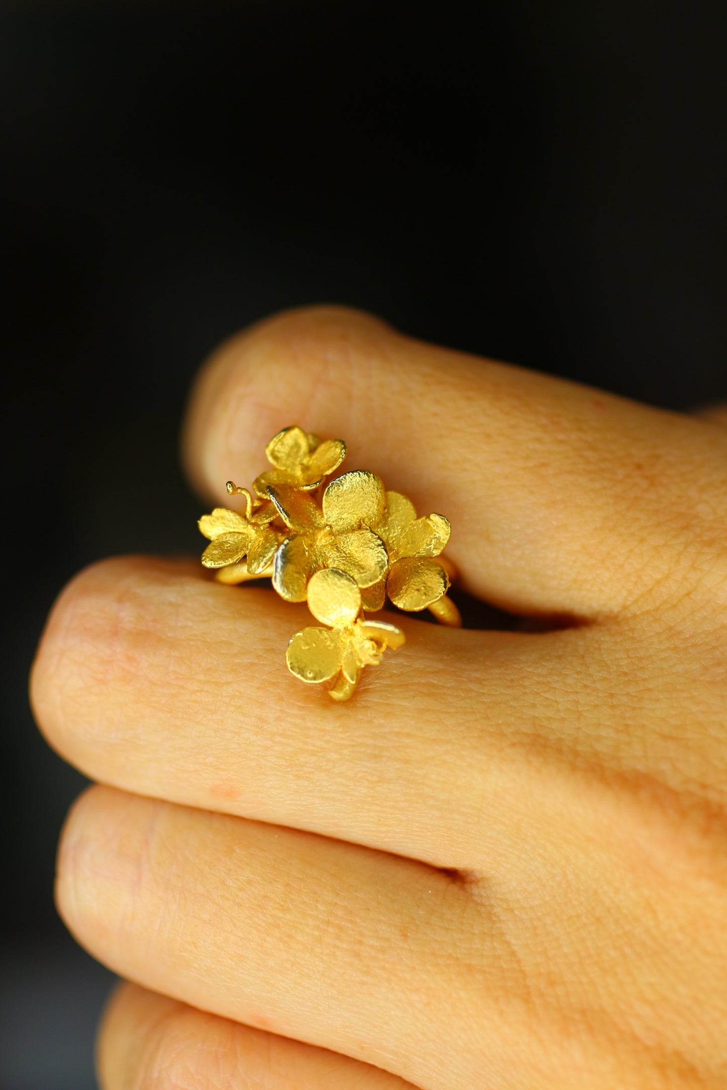 Ear cuff com flor de hortensia