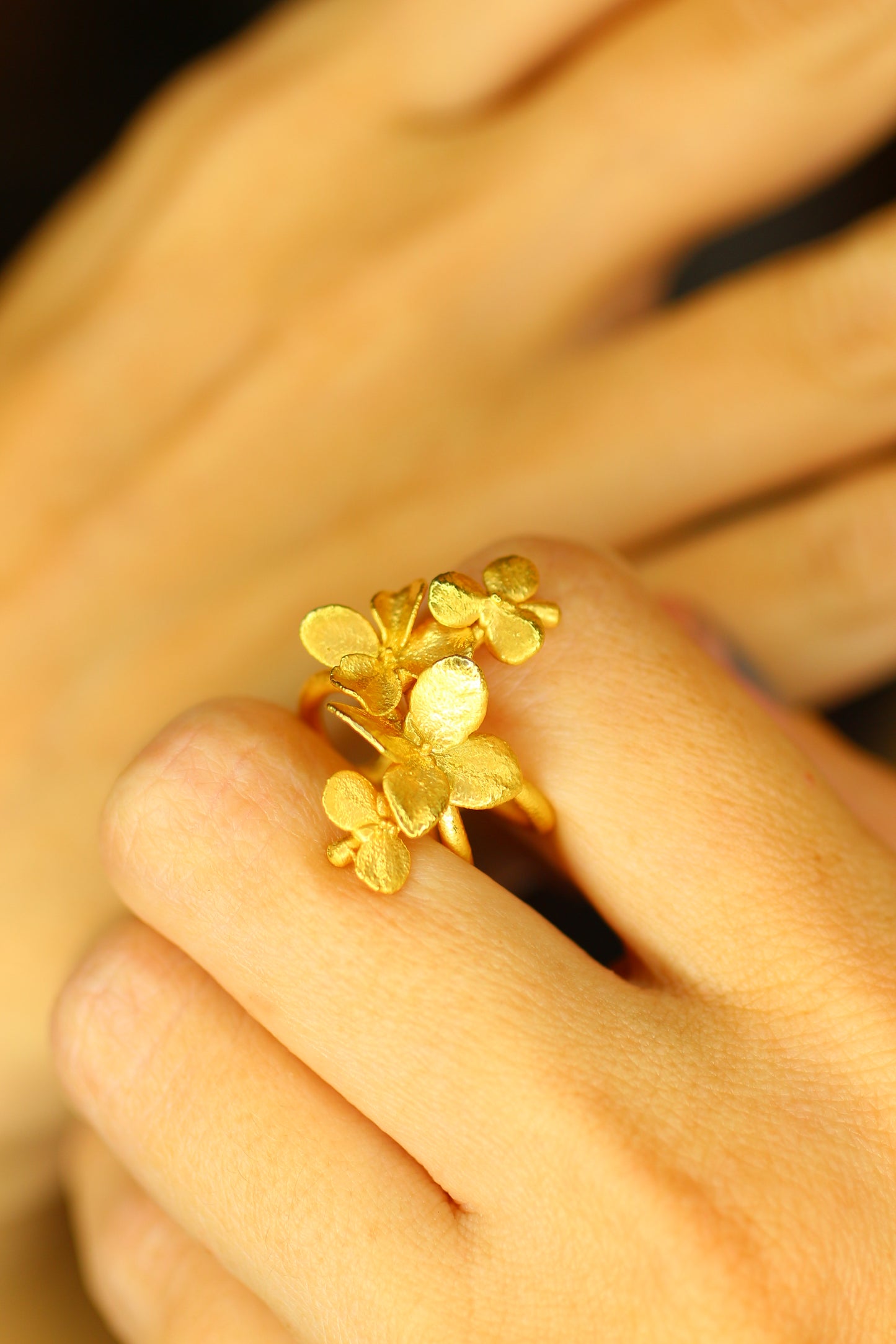 Ear cuff com flor de hortensia