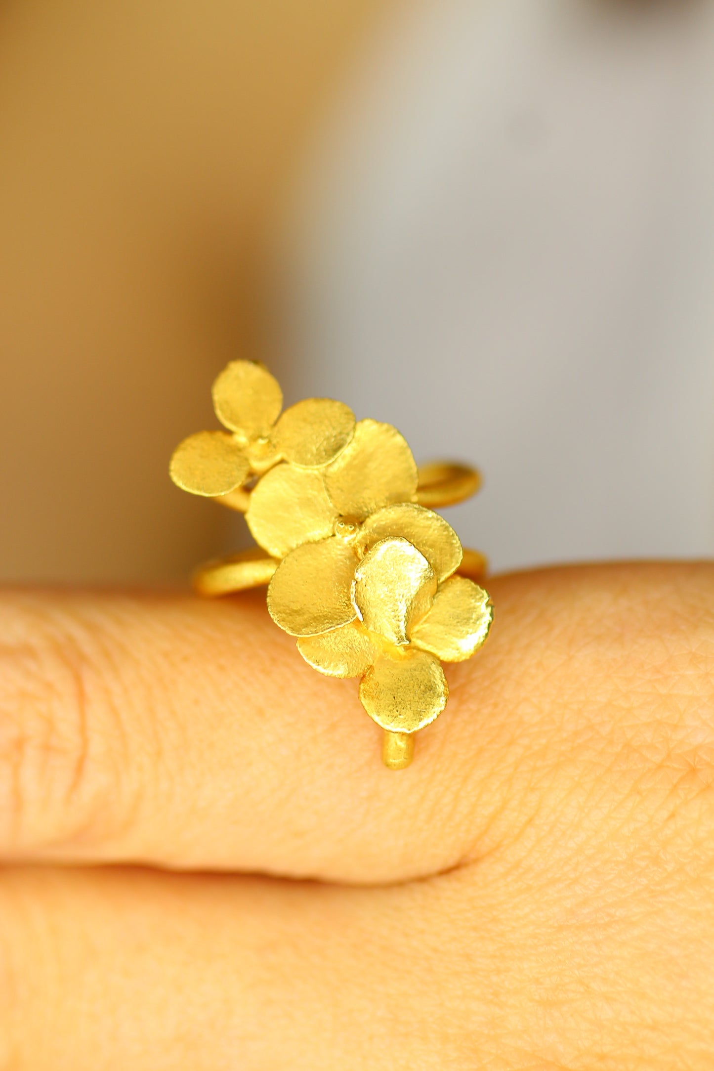 Ear cuff com flor de hortensia