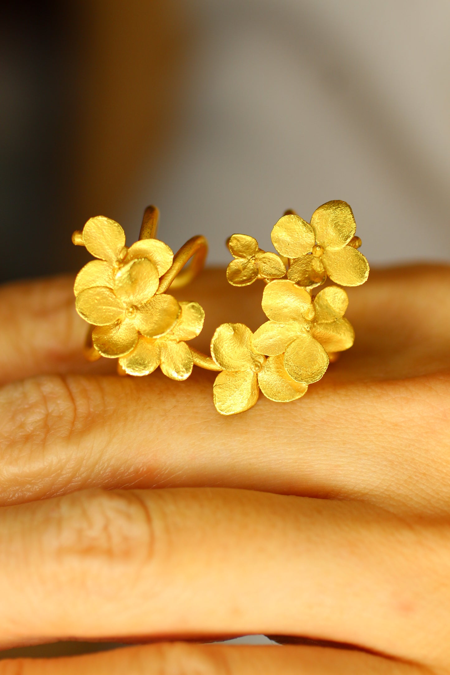 Ear cuff com flor de hortensia