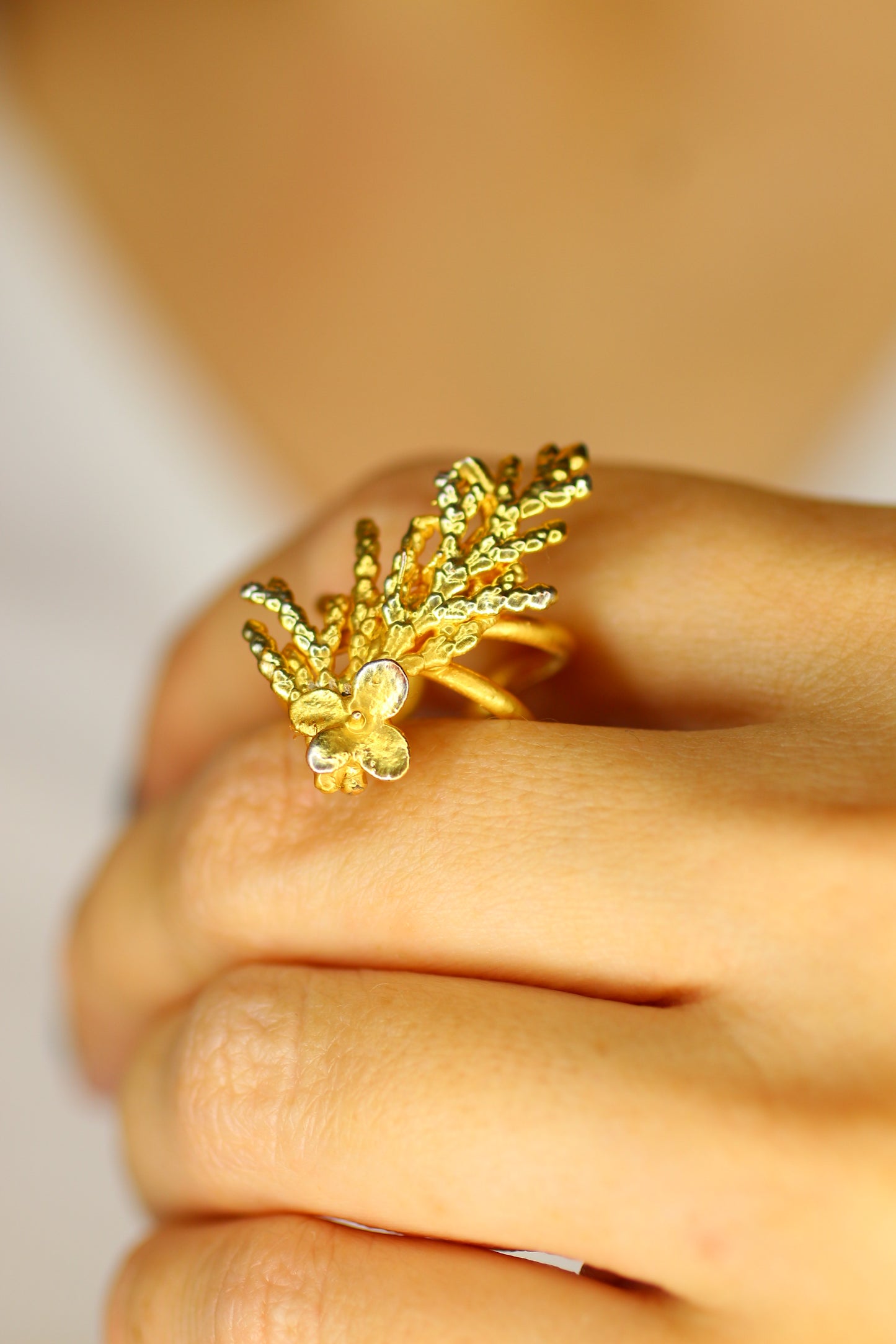 Ear cuff com ramo de tuia e flor de hortensia