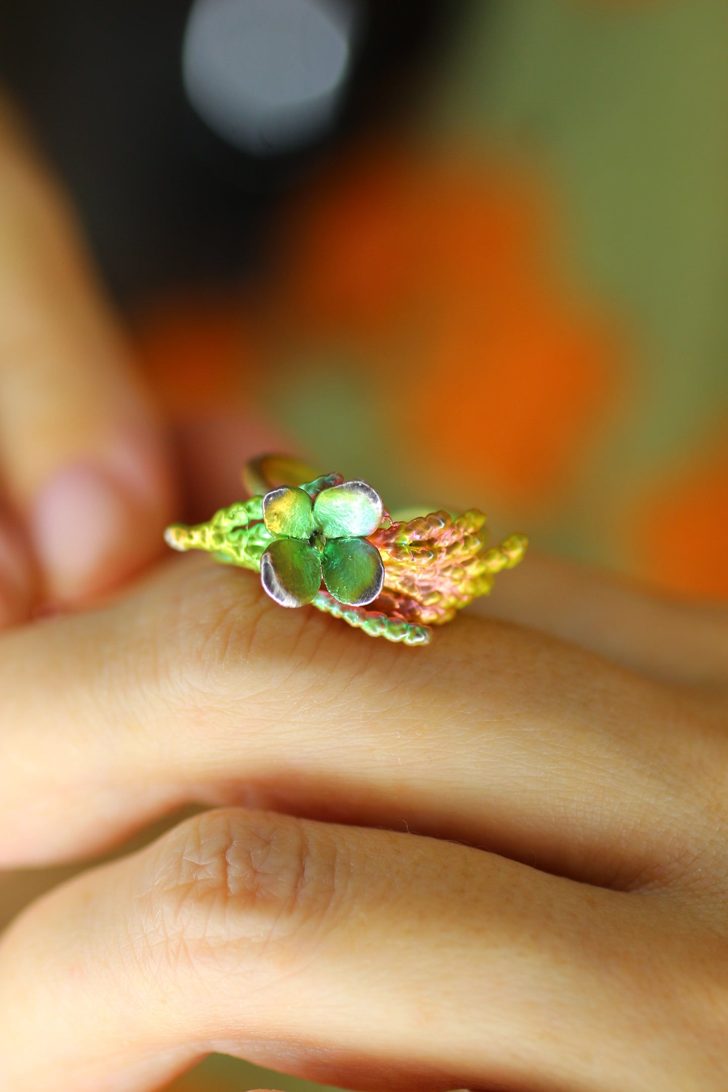 Ear cuff com ramo de tuia e flor de hortensia