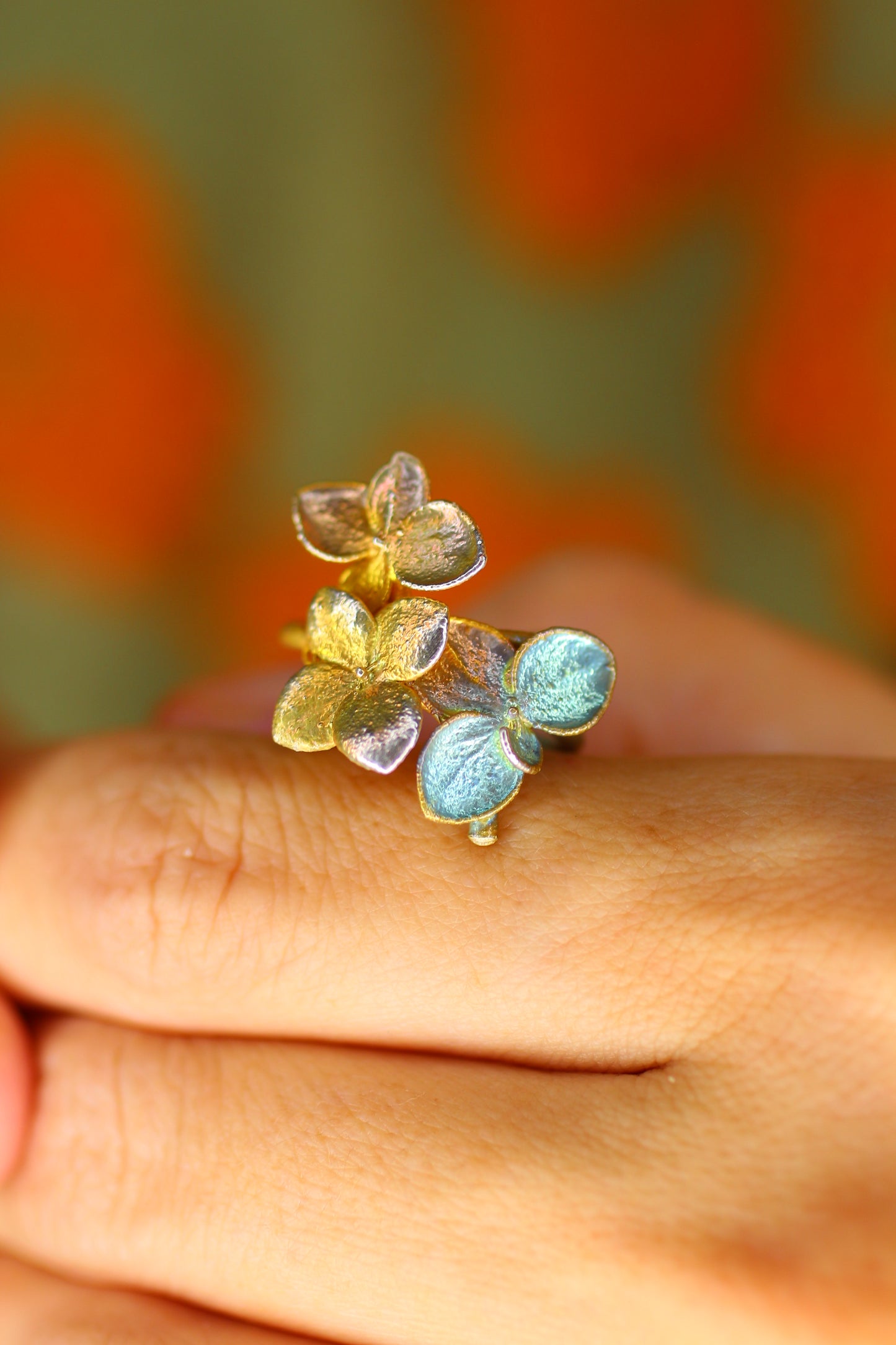 Ear cuff com flor de hortensia
