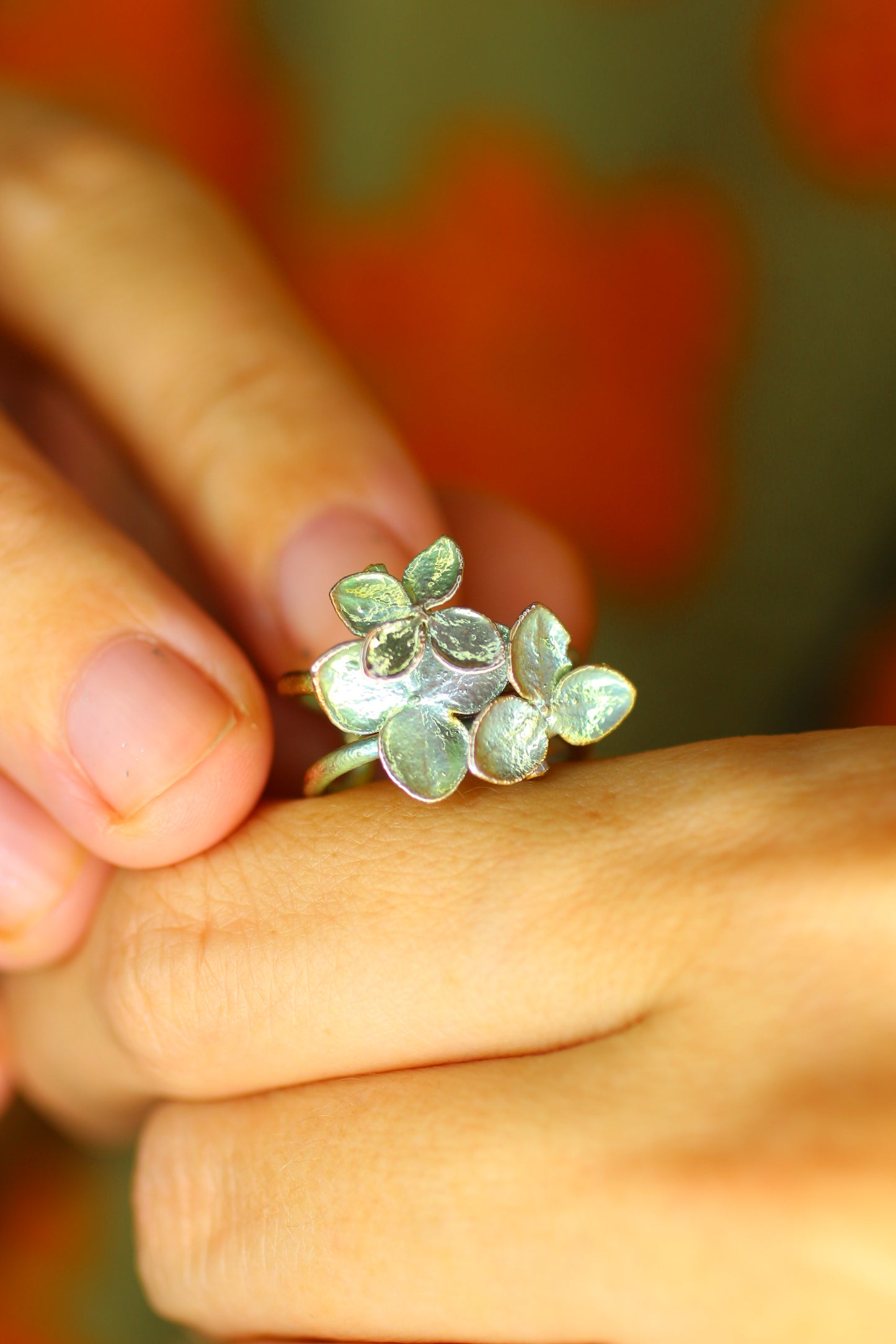 Ear cuff com flor de hortensia