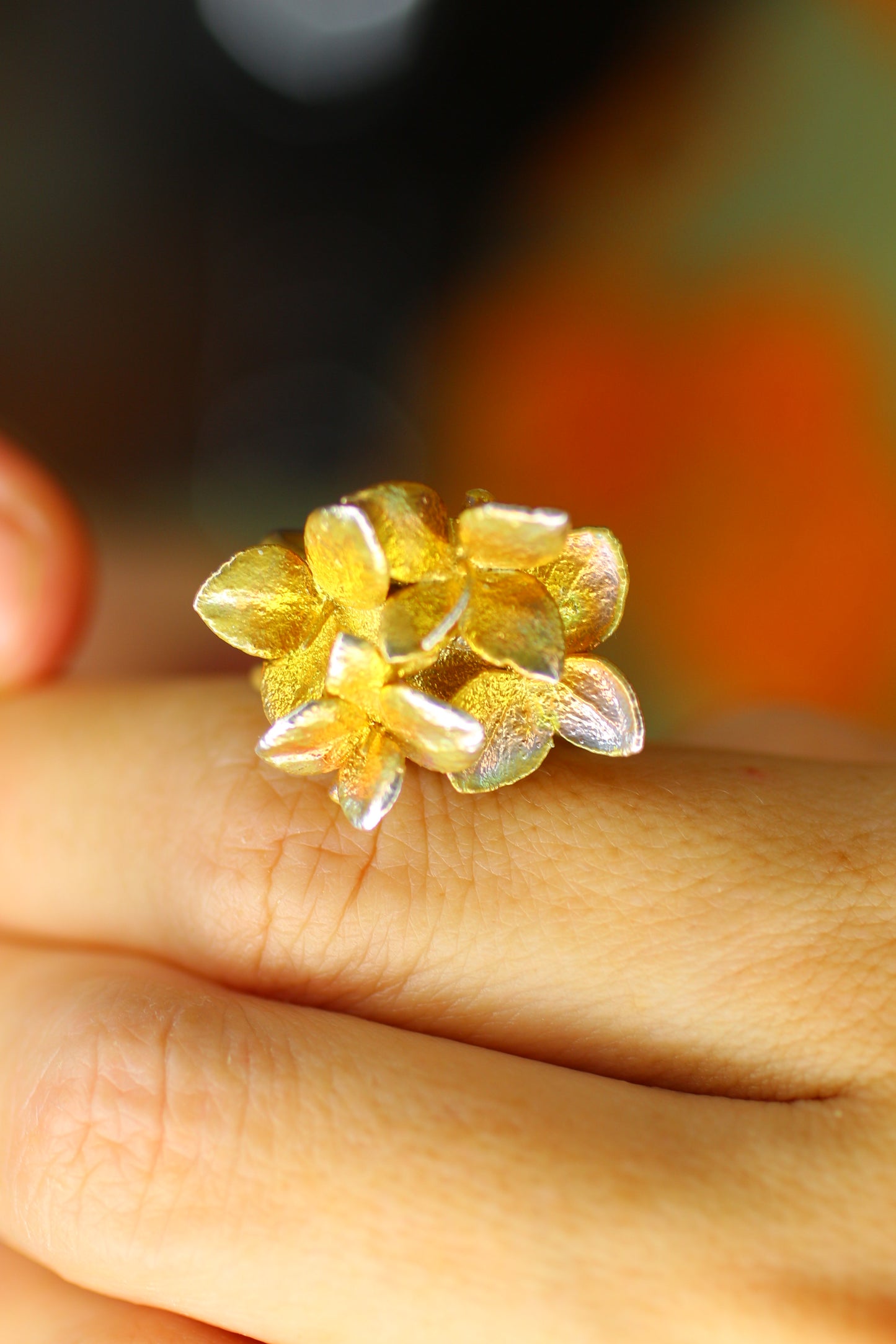 Ear cuff com flor de hortensia