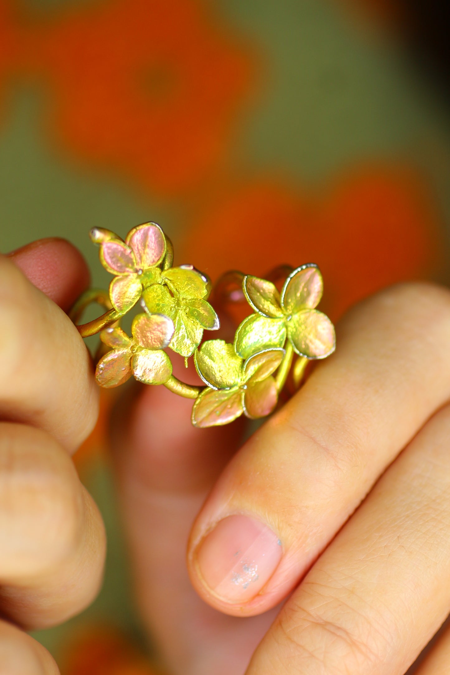 Ear cuff com flor de hortensia