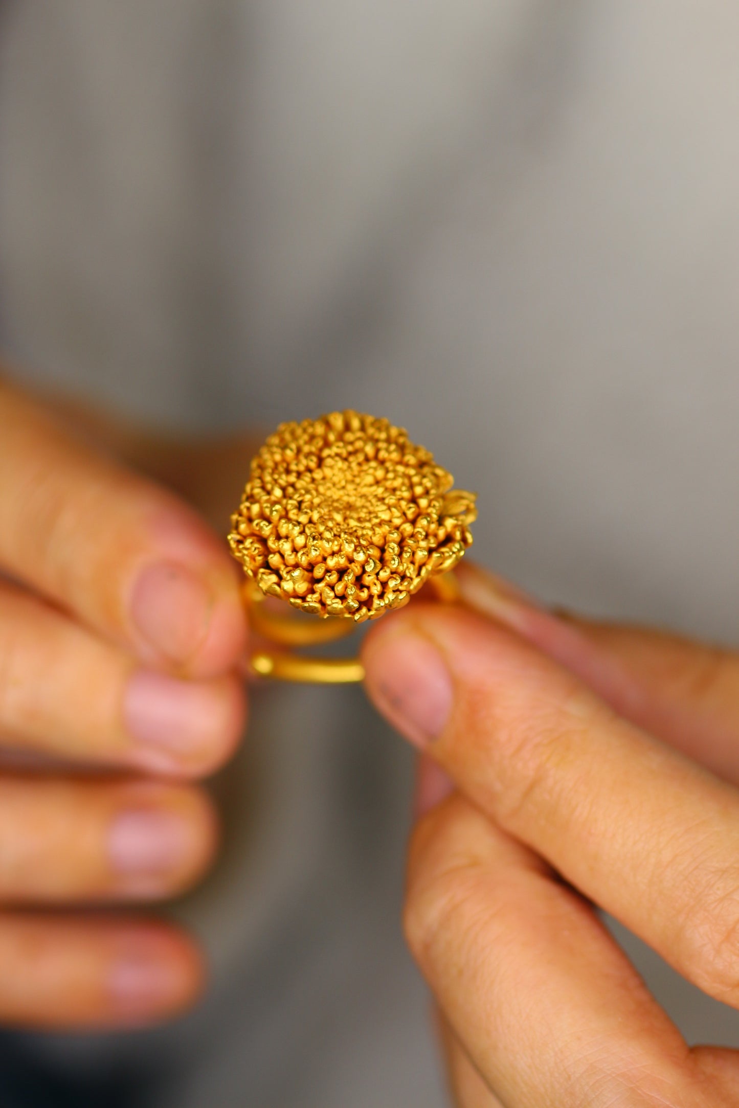 Anel com flor de crisantemo