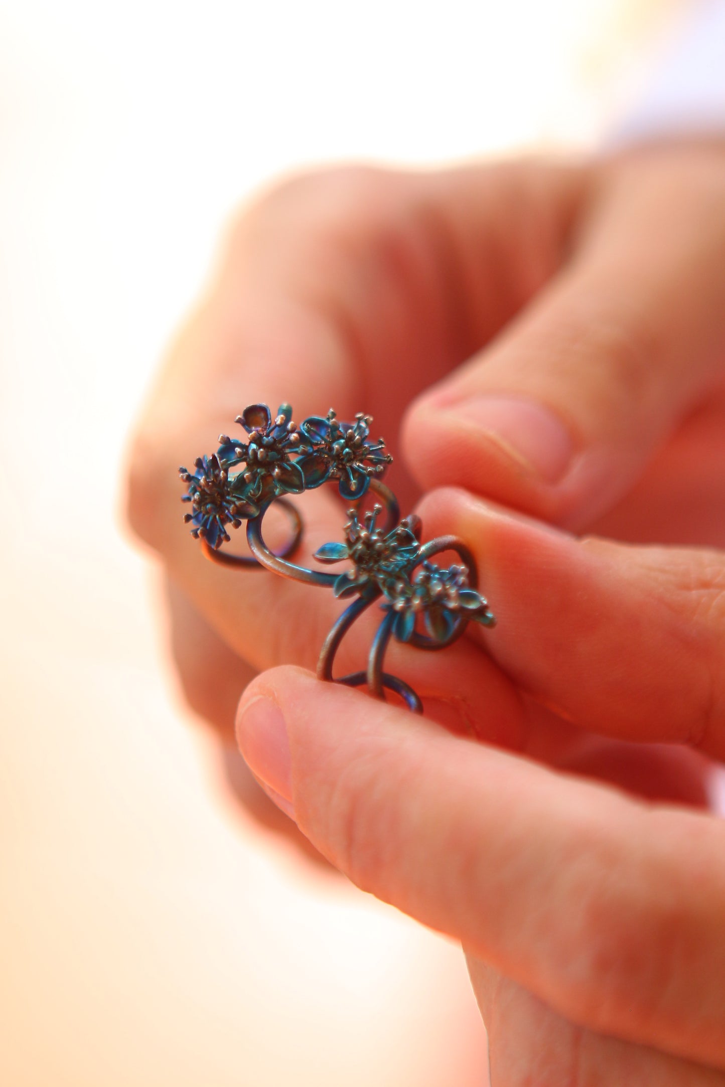 Ear cuff com flores da primavera