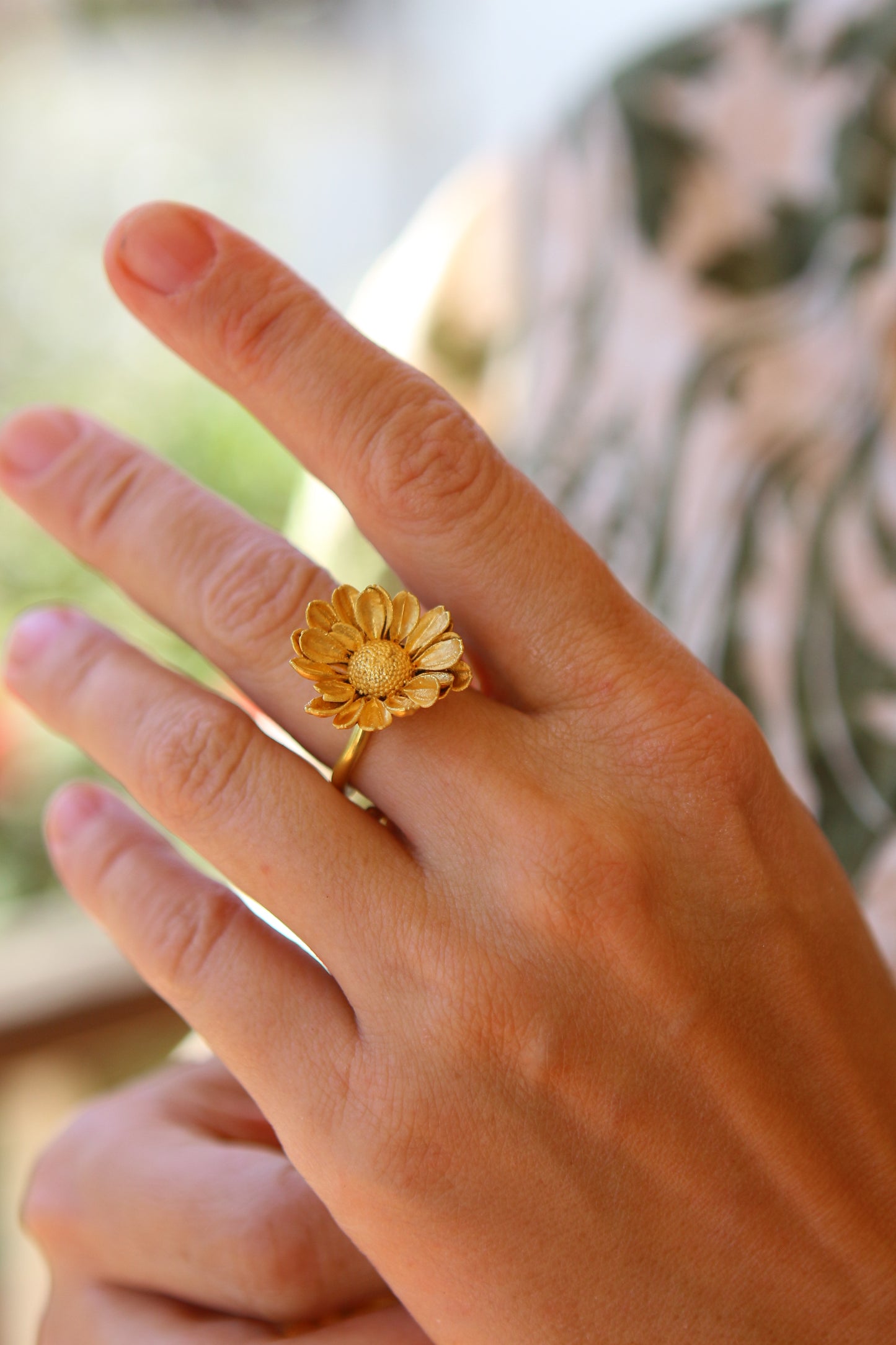 Anel com flor de crisantemo
