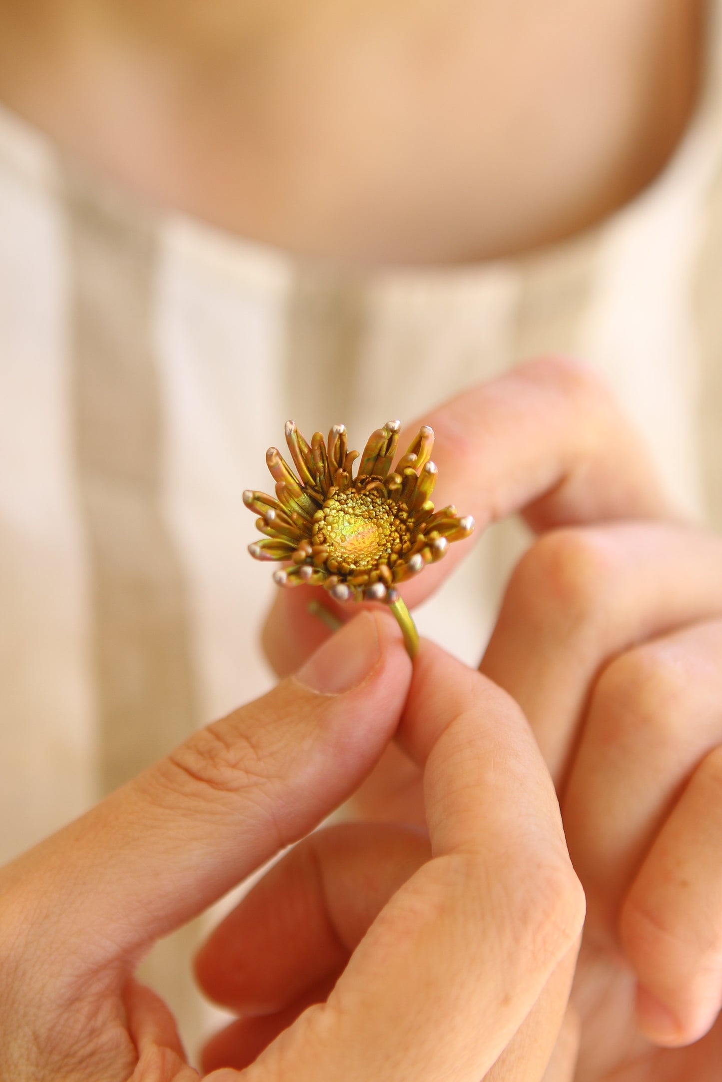 Anel com flor de crisantemo