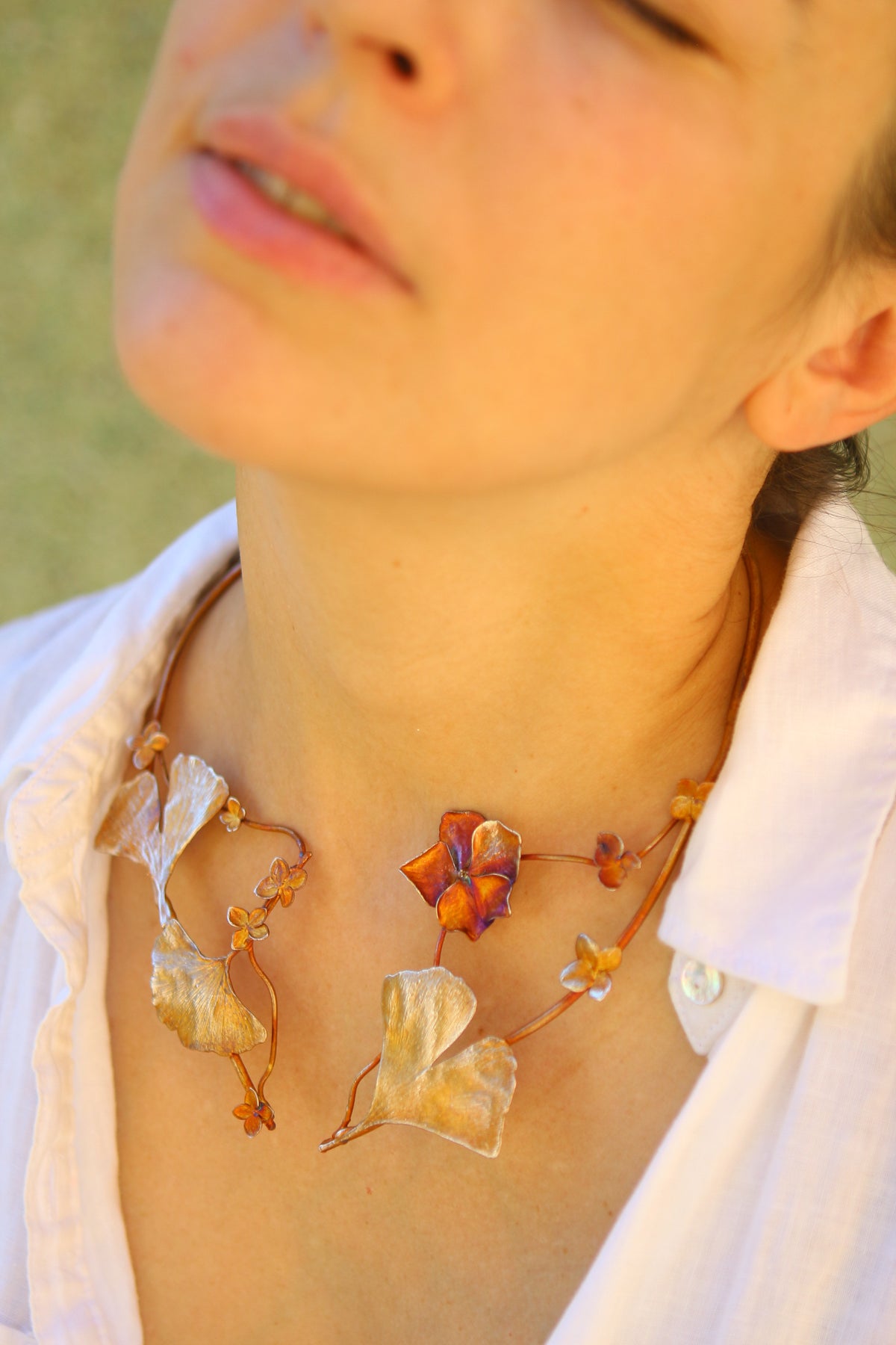 Colar com folhas de gingko