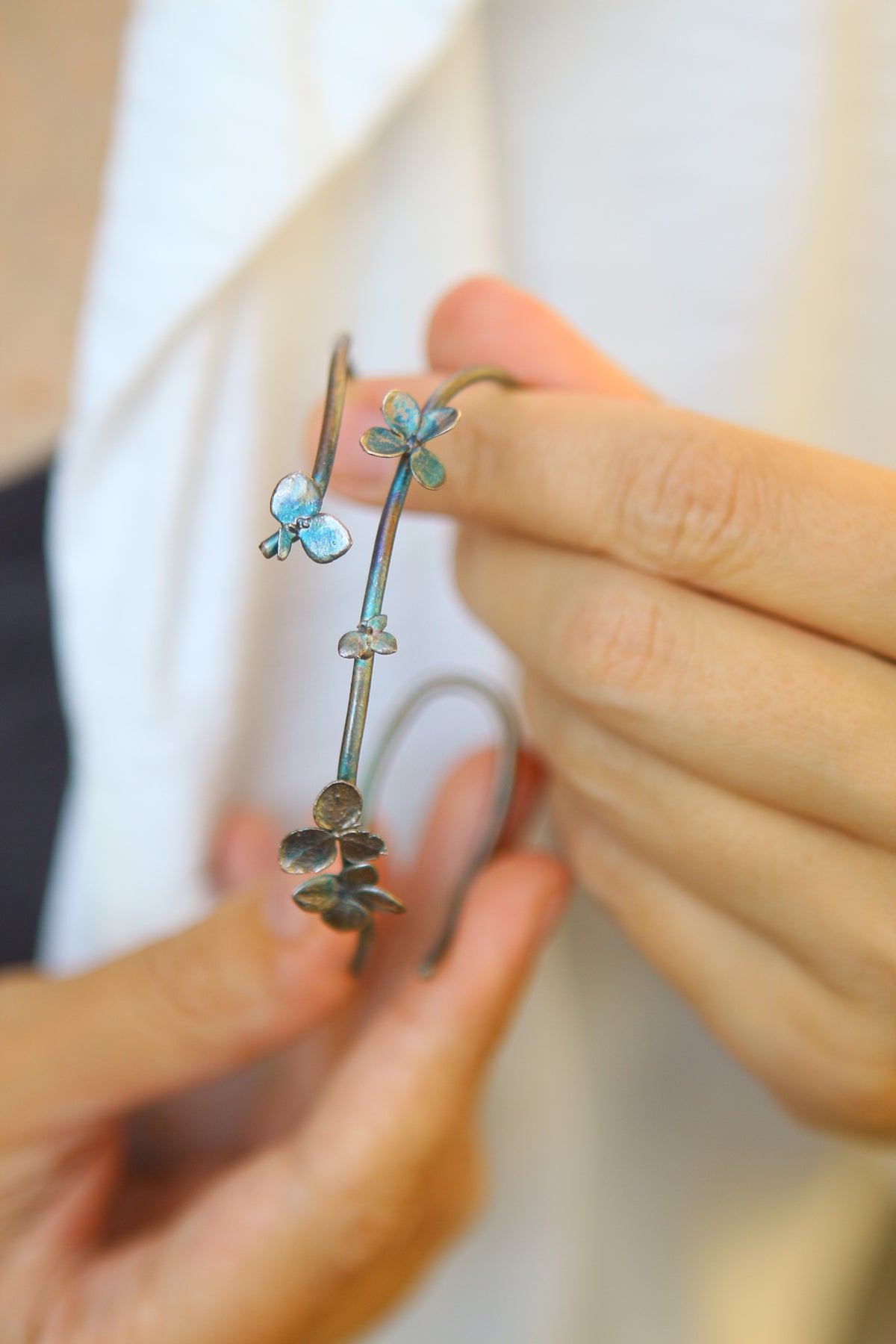 Pulseira com flores de hortensia