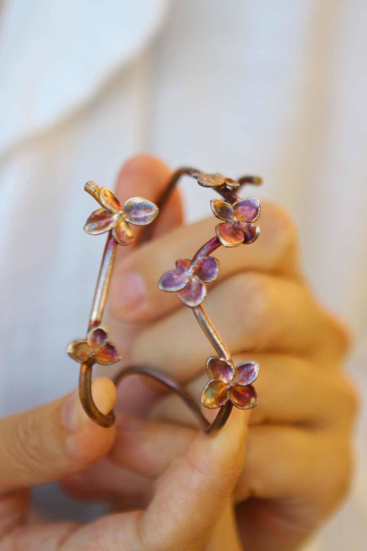Pulseira com flores de hortensia
