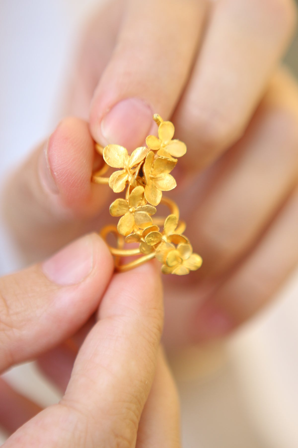 Ear cuff com flores de hortensia