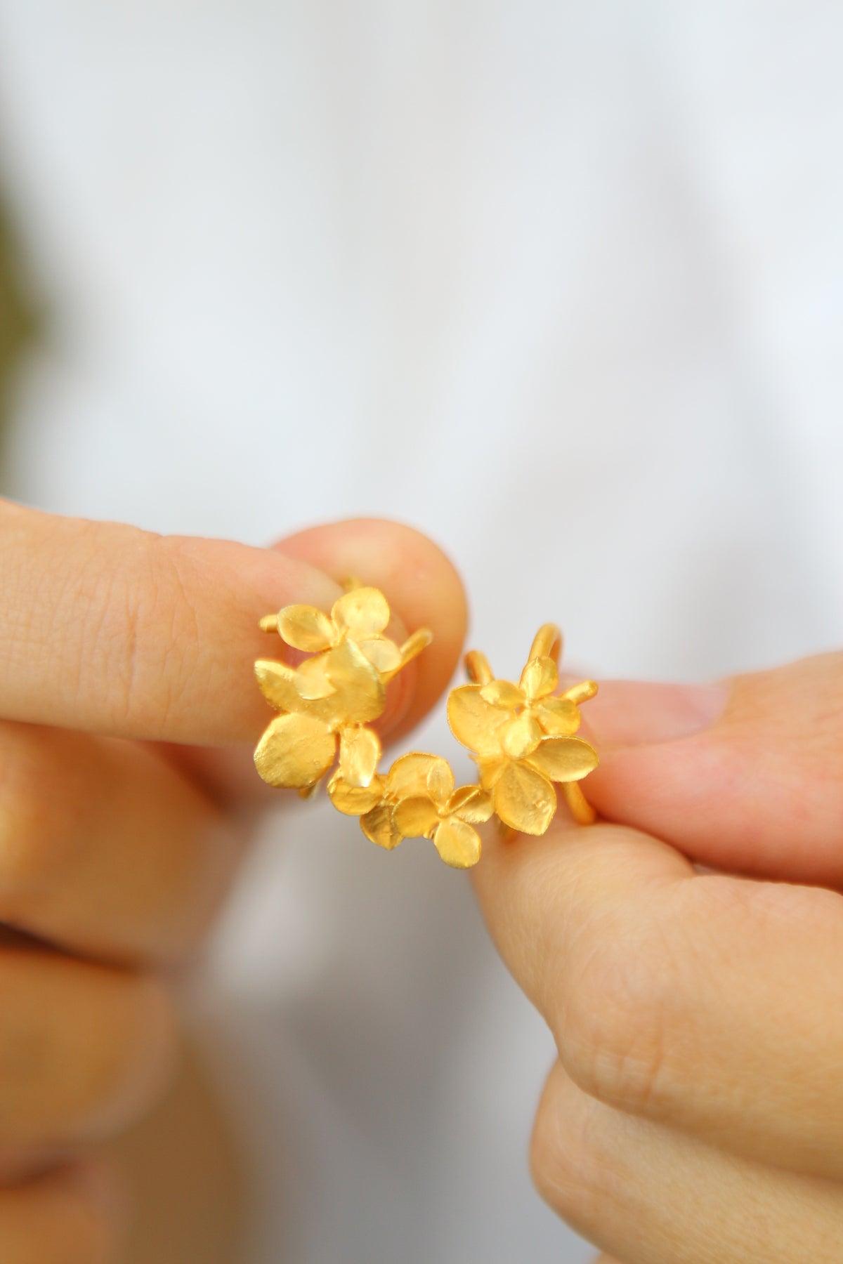 Ear cuff com flores de hortensia