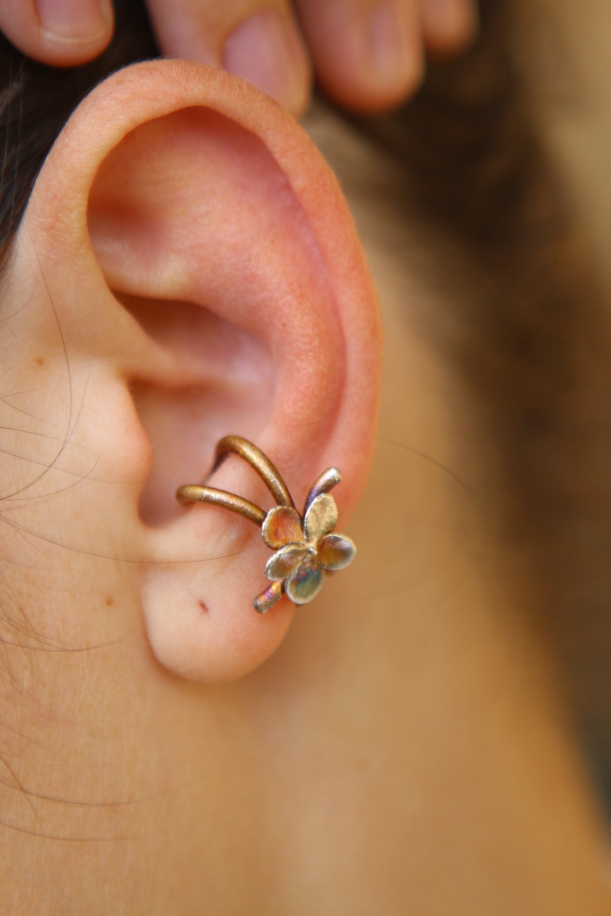 Ear cuff com flores de hortensia