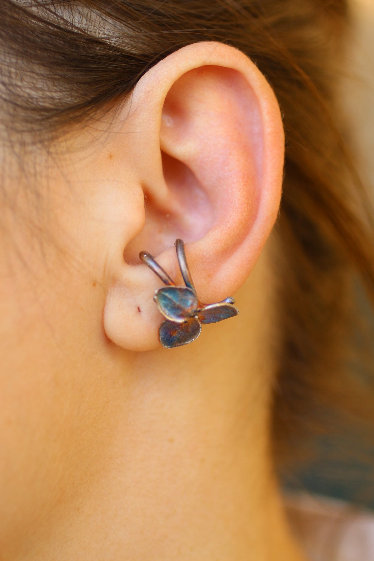 Ear cuff com flores de hortensia