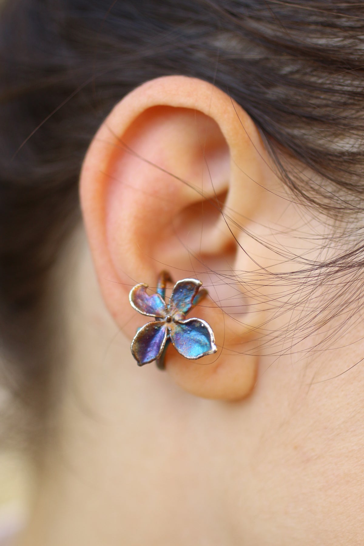 Ear cuff com flores de hortensia