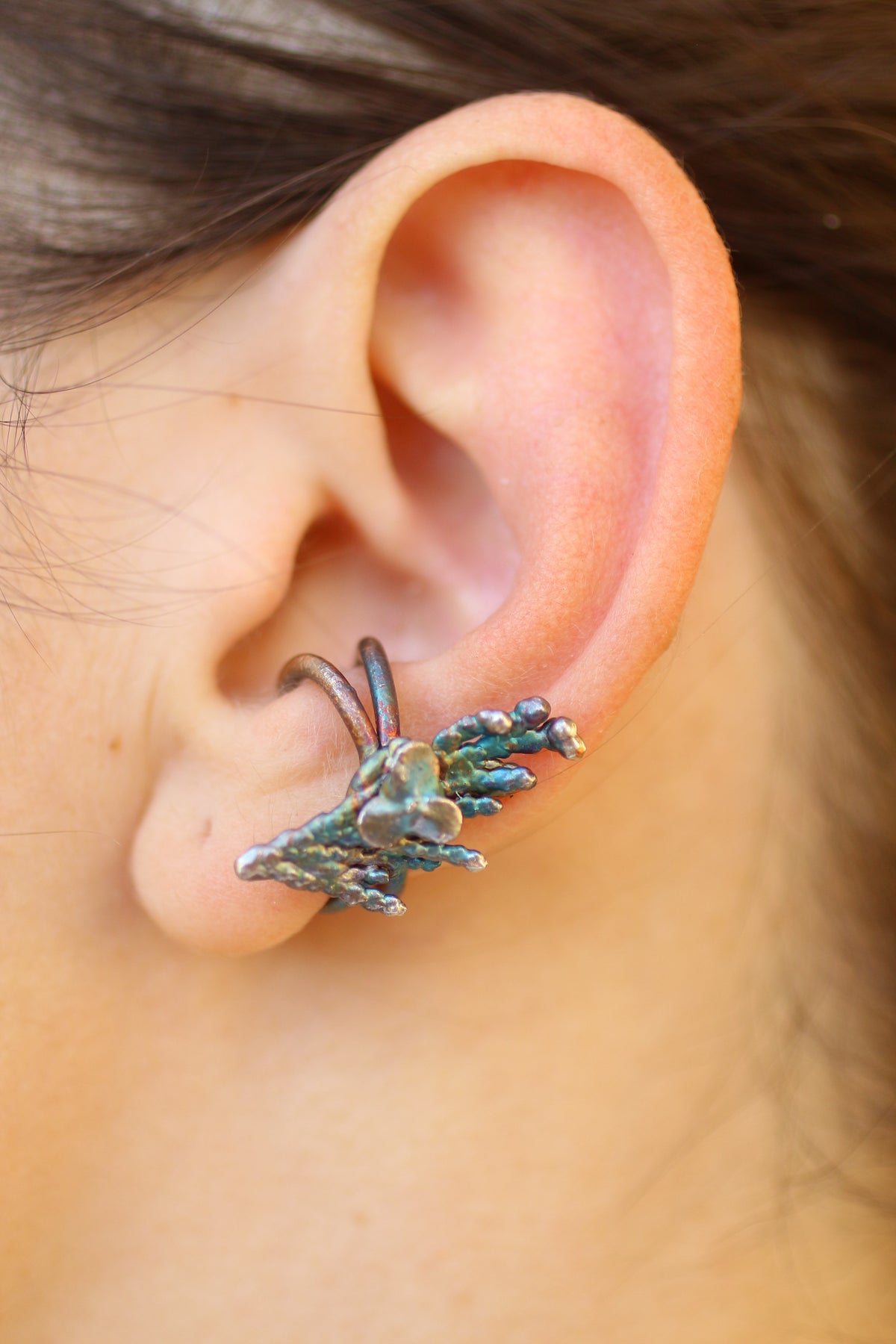 Ear cuff com ramo de tuya e flor de hortensia