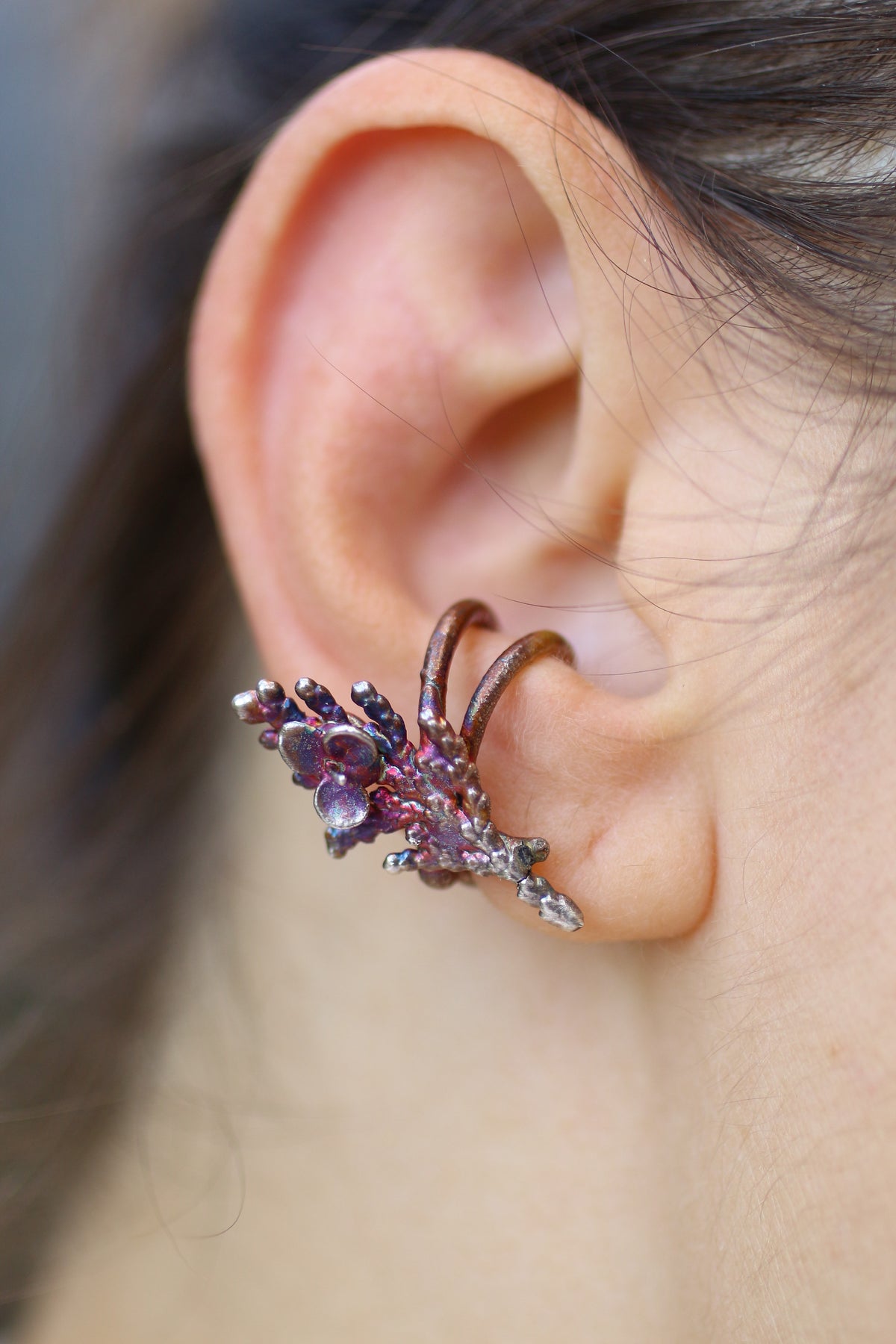 Ear cuff com ramo de tuya e flor de hortensia