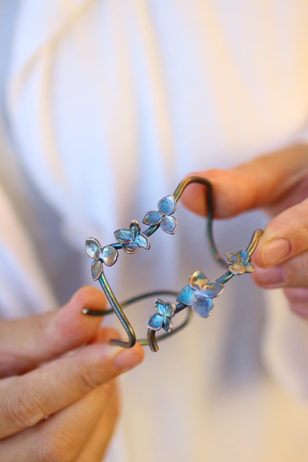 Pulseira com flores de hortensia