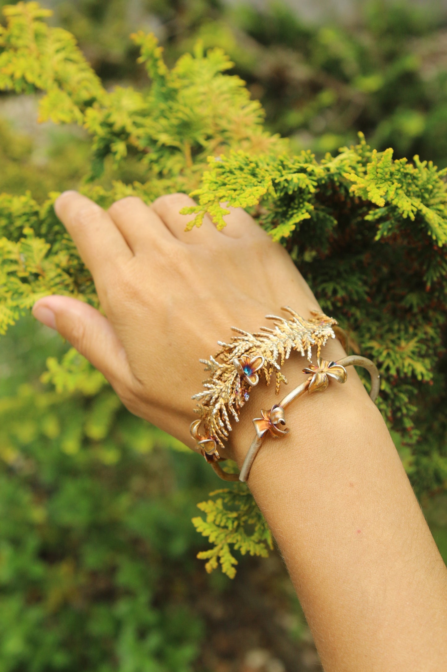 Pulseira com um ramo de tuia e flores de lilas