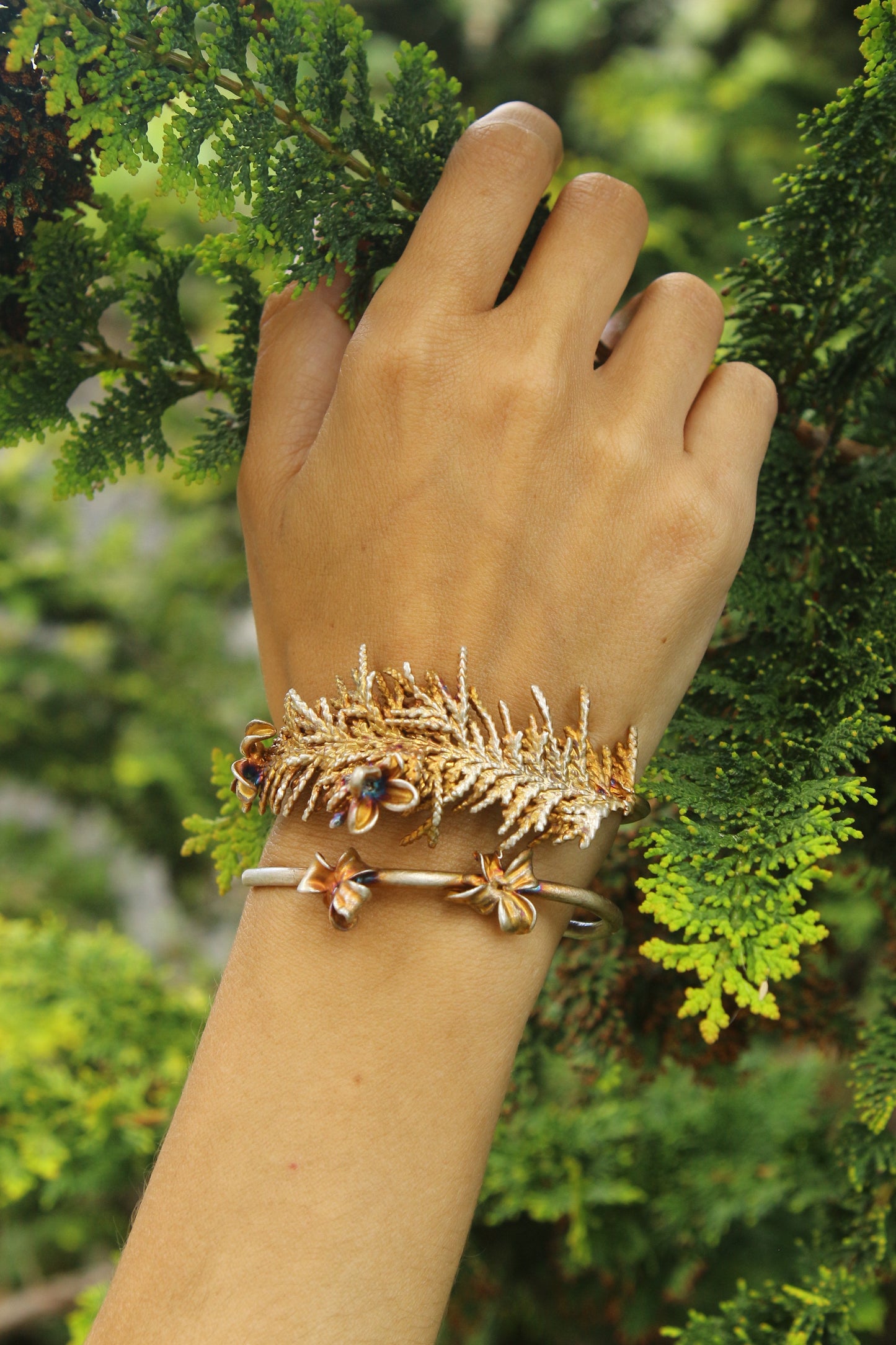 Pulseira com um ramo de tuia e flores de lilas