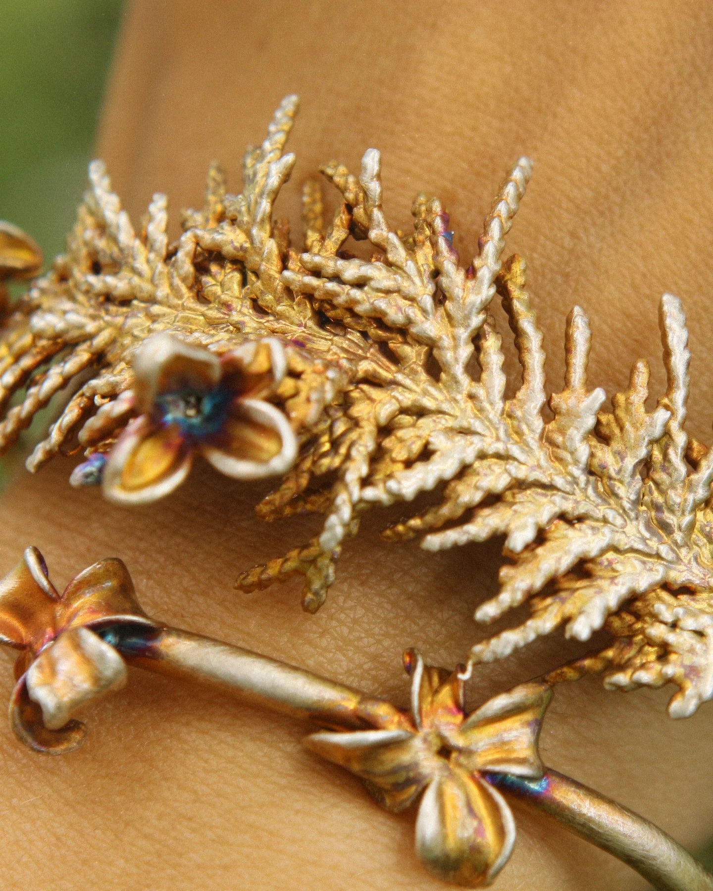 Pulseira com um ramo de tuia e flores de lilas