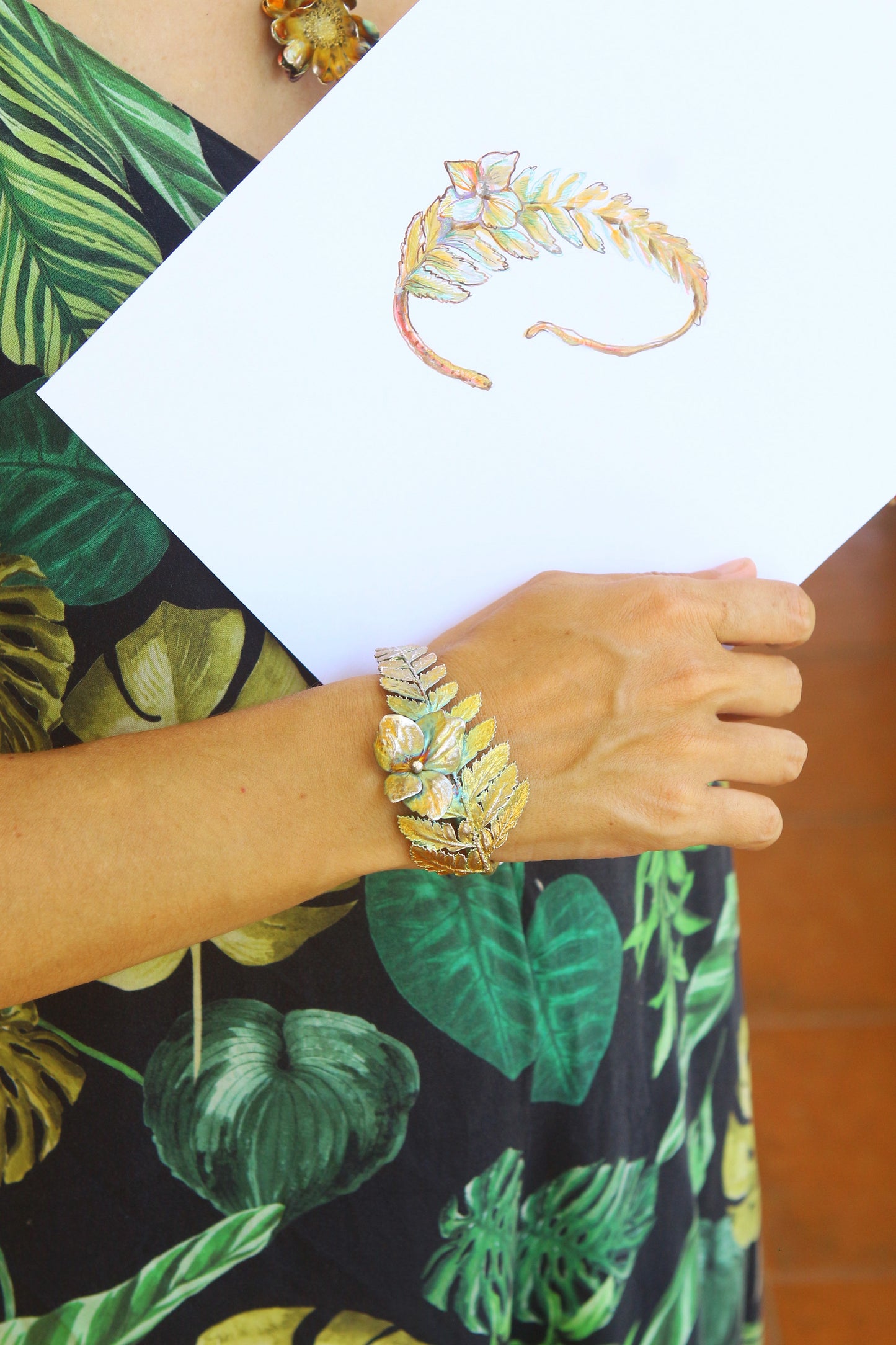 Pulseira com folha de feto e flores de hortensia