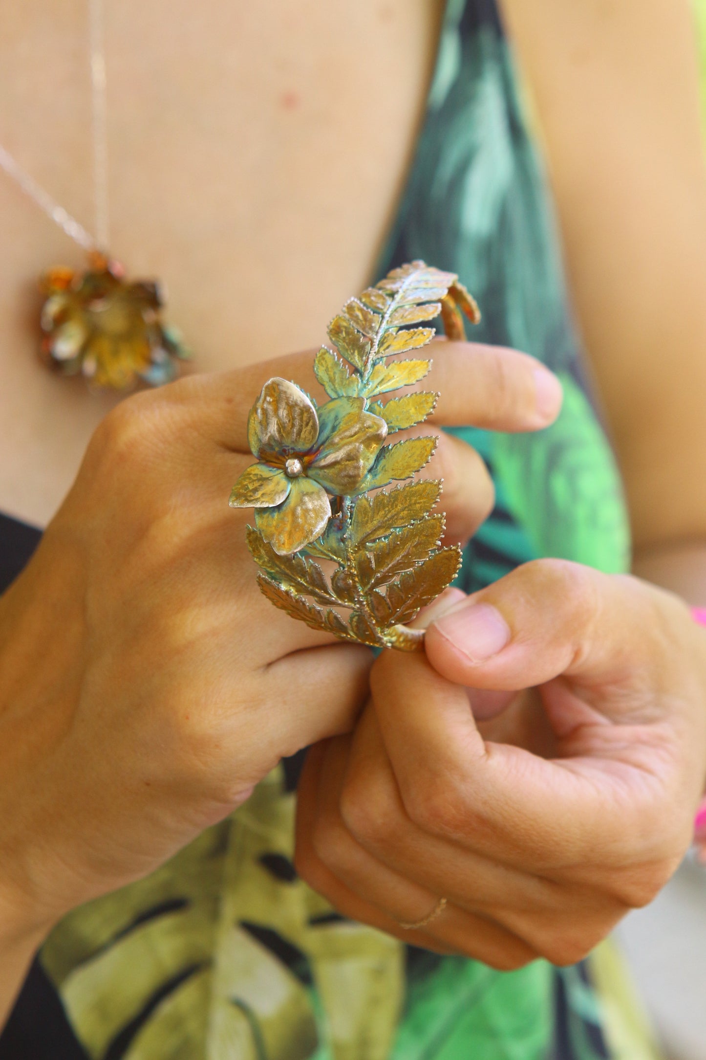 Pulseira com folha de feto e flores de hortensia