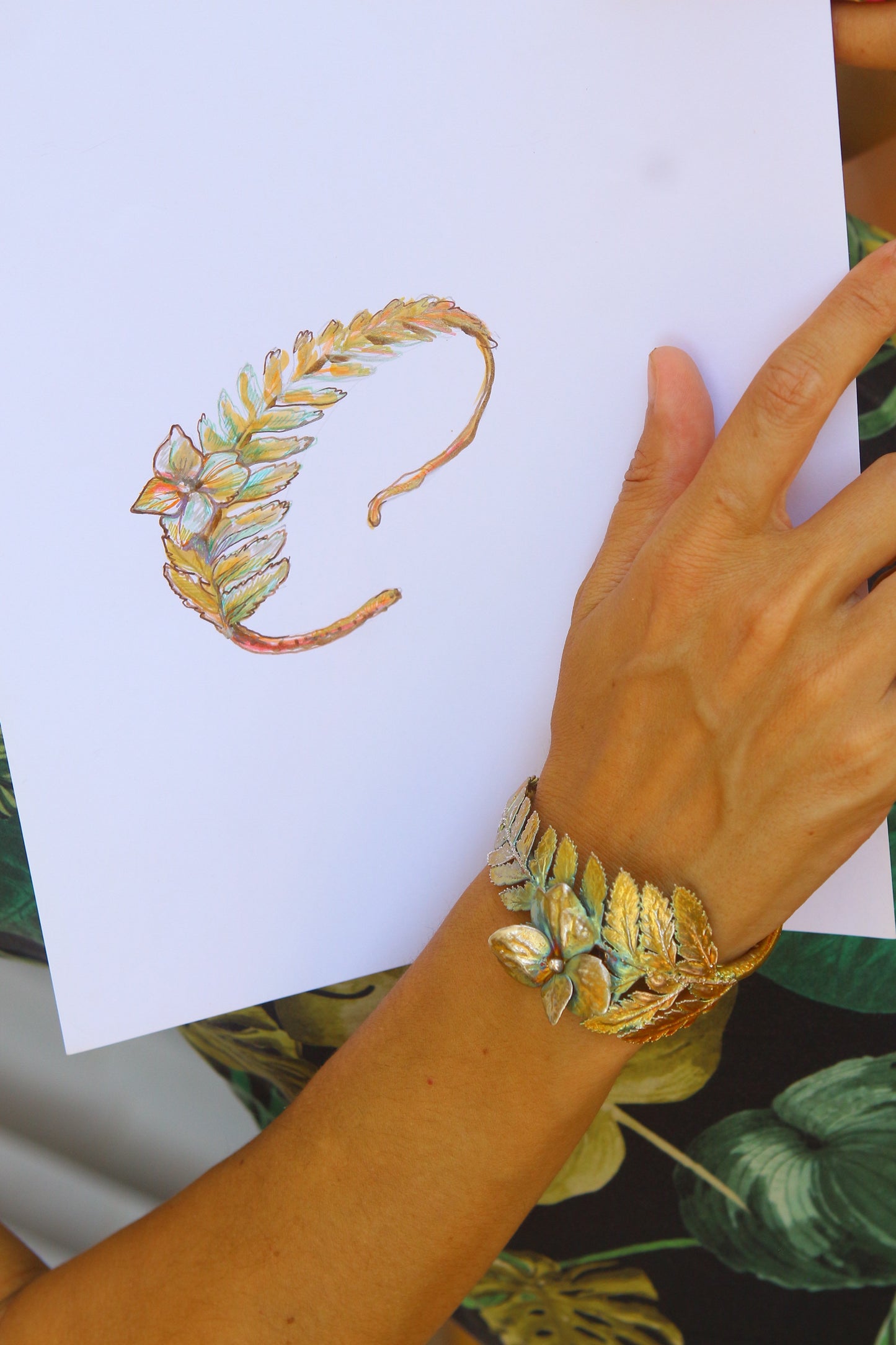 Pulseira com folha de feto e flores de hortensia