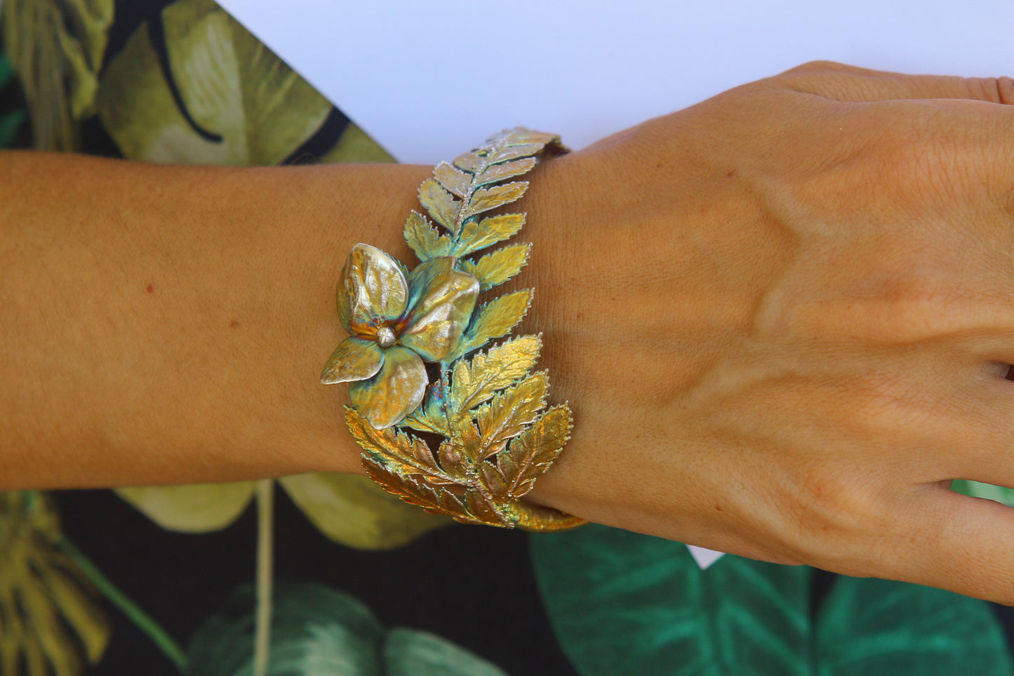 Pulseira com folha de feto e flores de hortensia