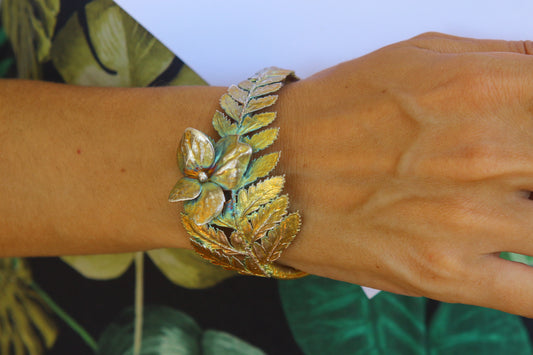 Pulseira com folha de feto e flores de hortensia