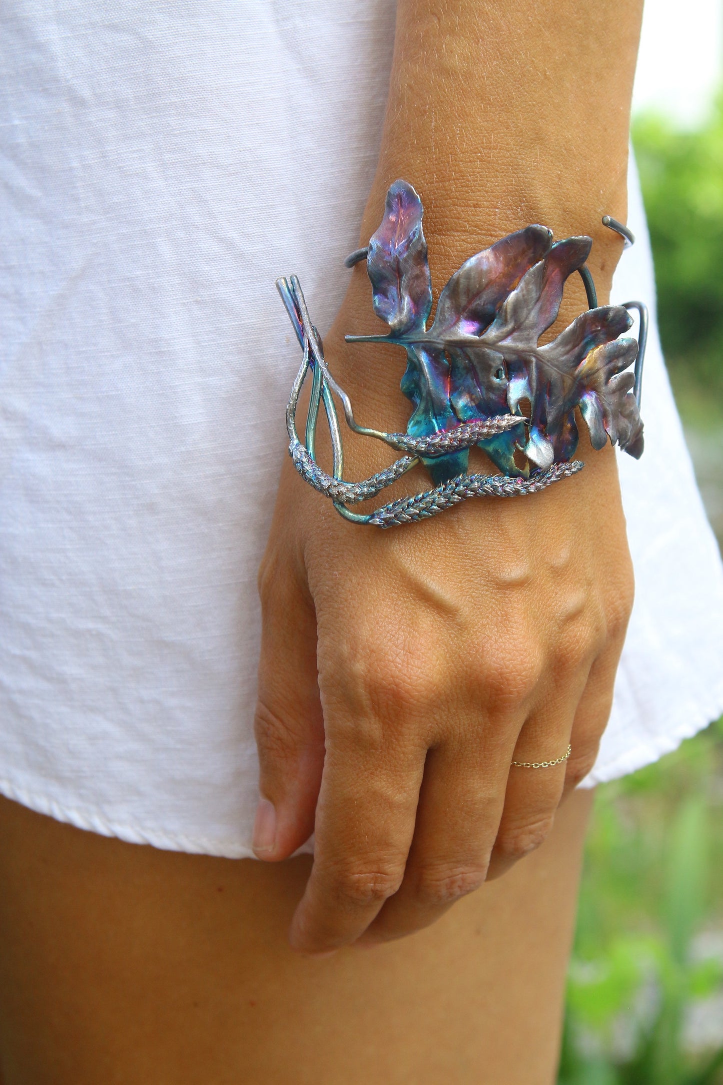 Pulseira com folha de feto e flores de tanchgem