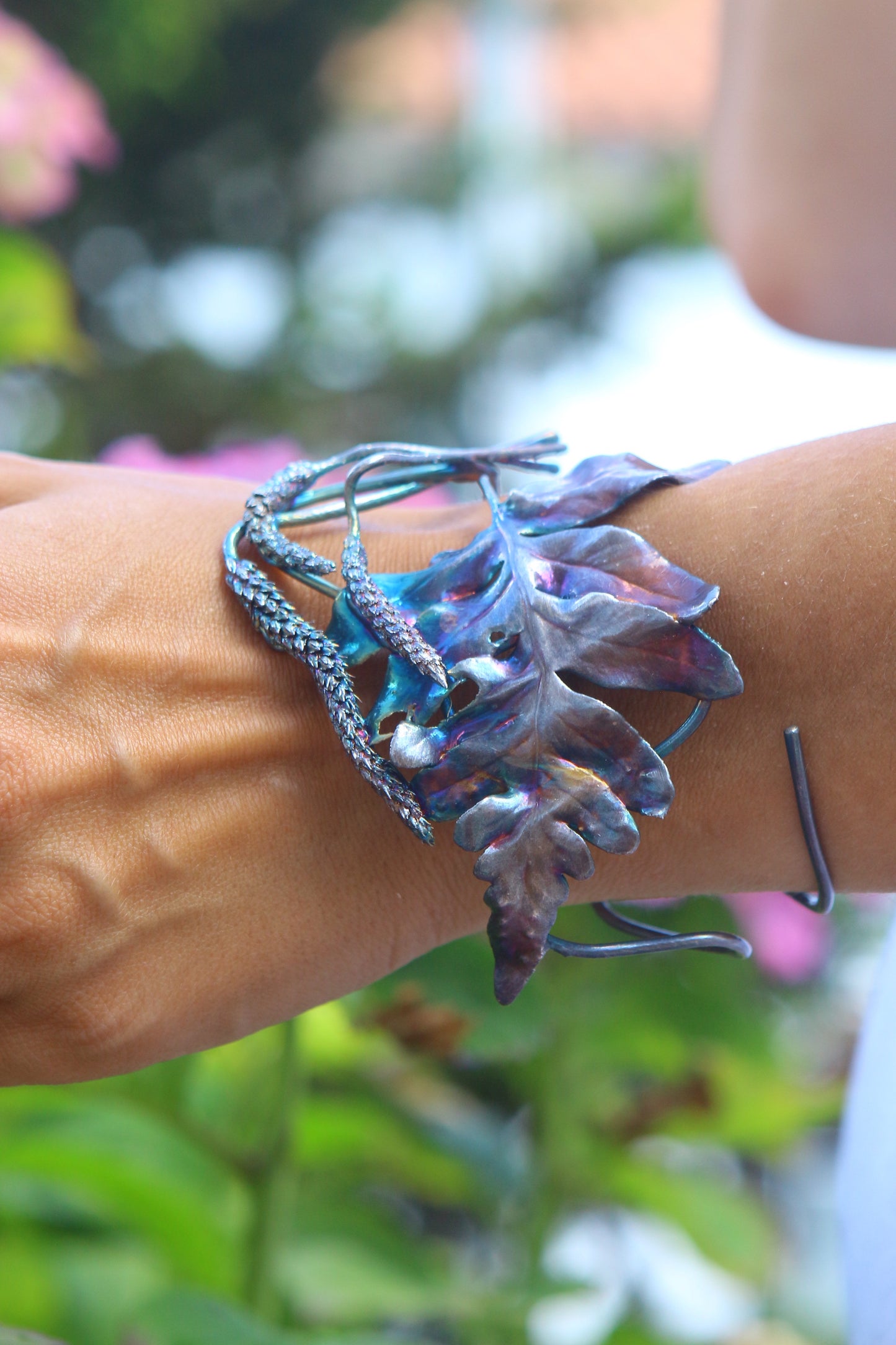 Pulseira com folha de feto e flores de tanchgem