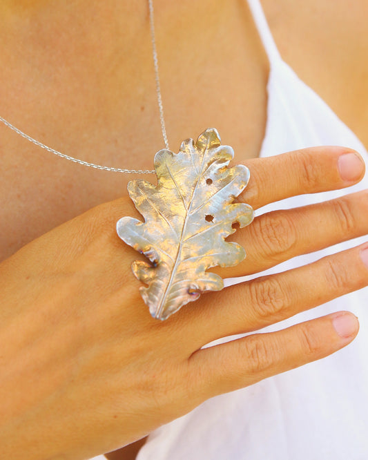 Pendente com folha de carvalho