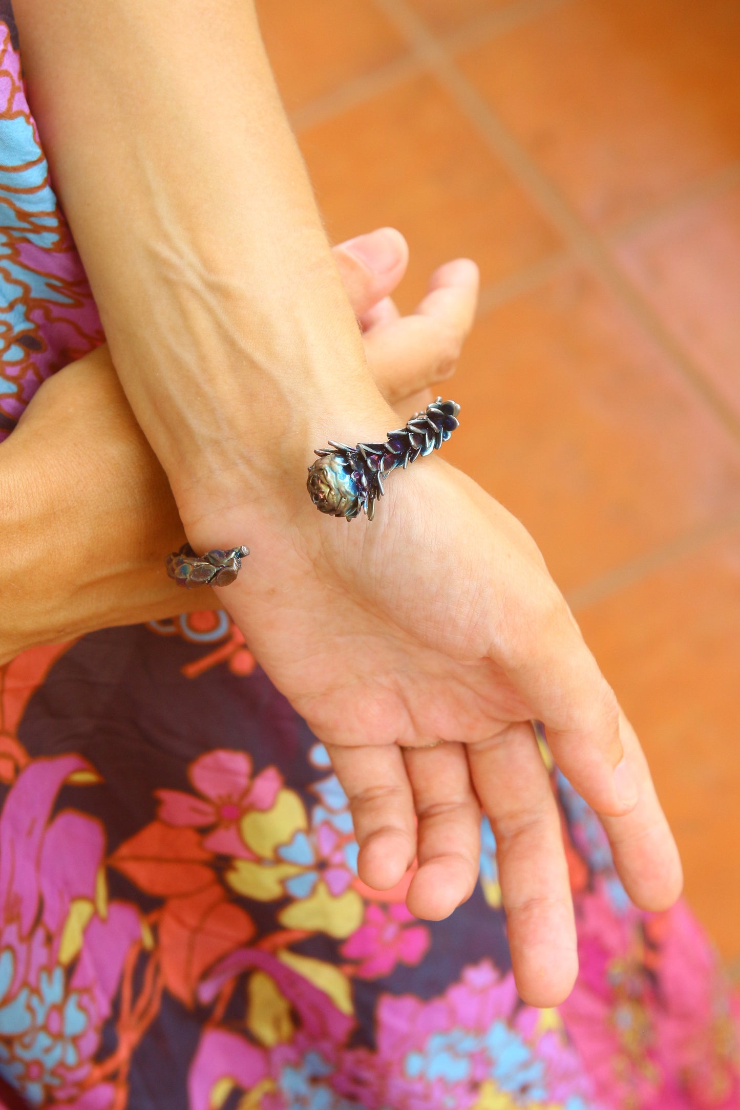Pulseira com ramo de leucadendro