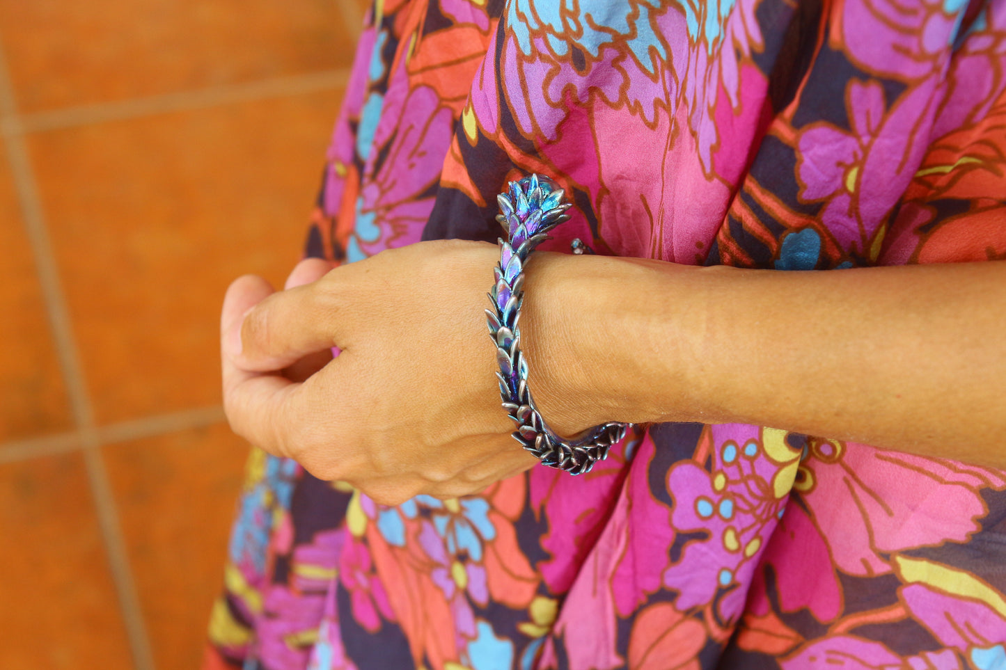 Pulseira com ramo de leucadendro