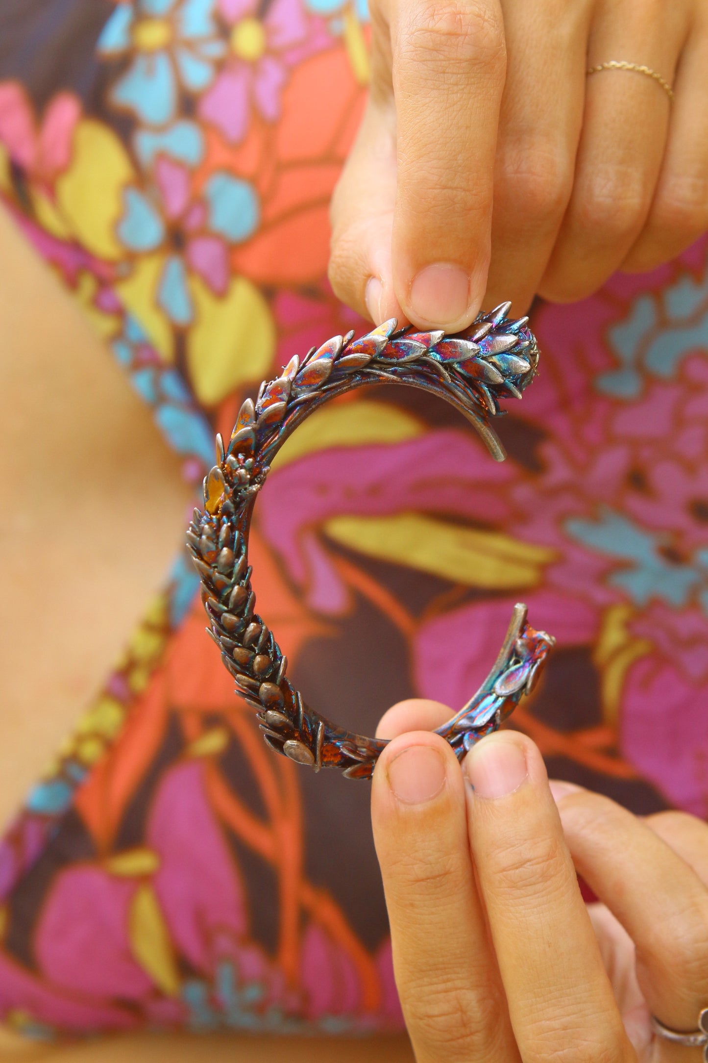 Pulseira com ramo de leucadendro