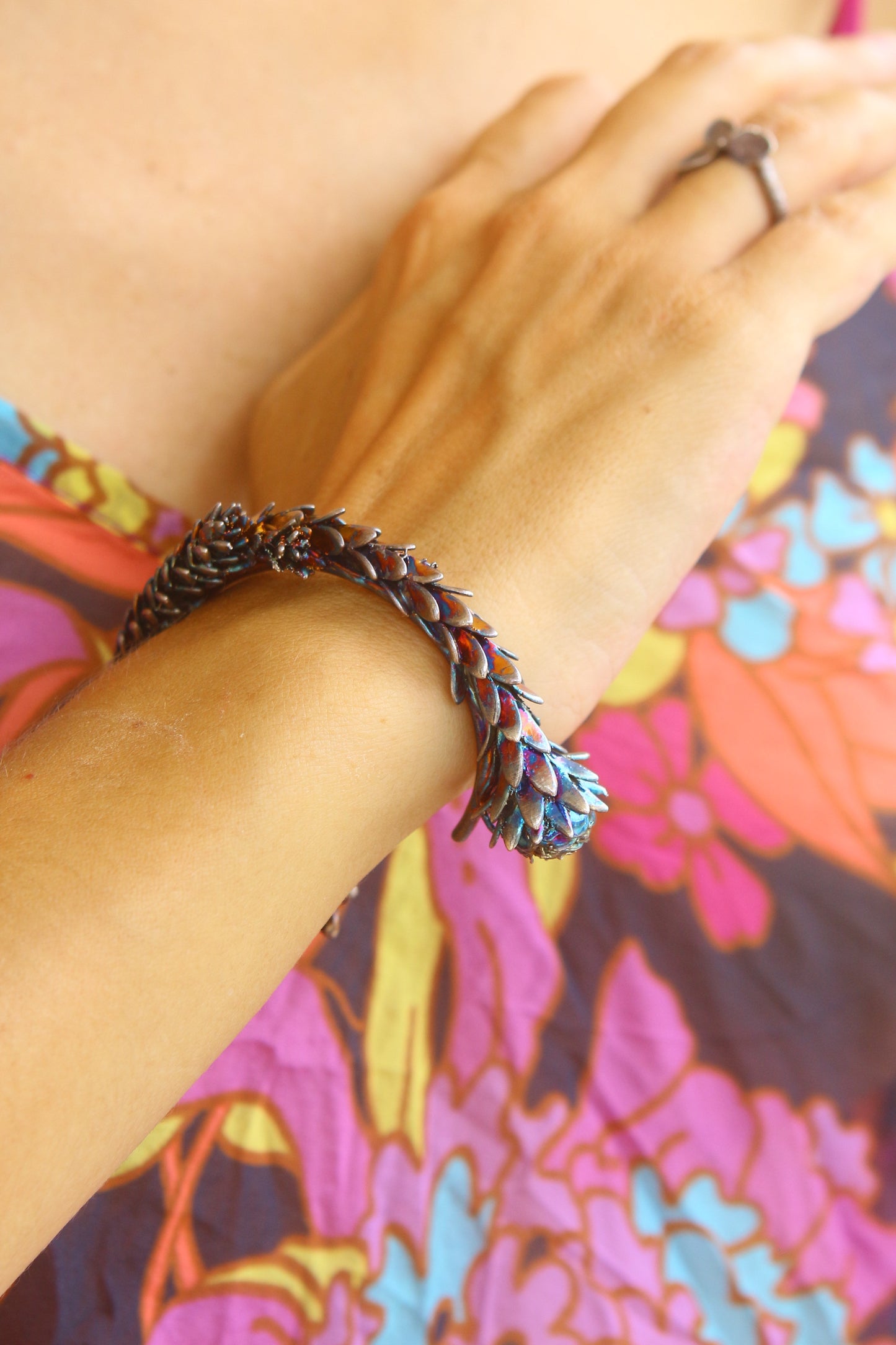 Pulseira com ramo de leucadendro