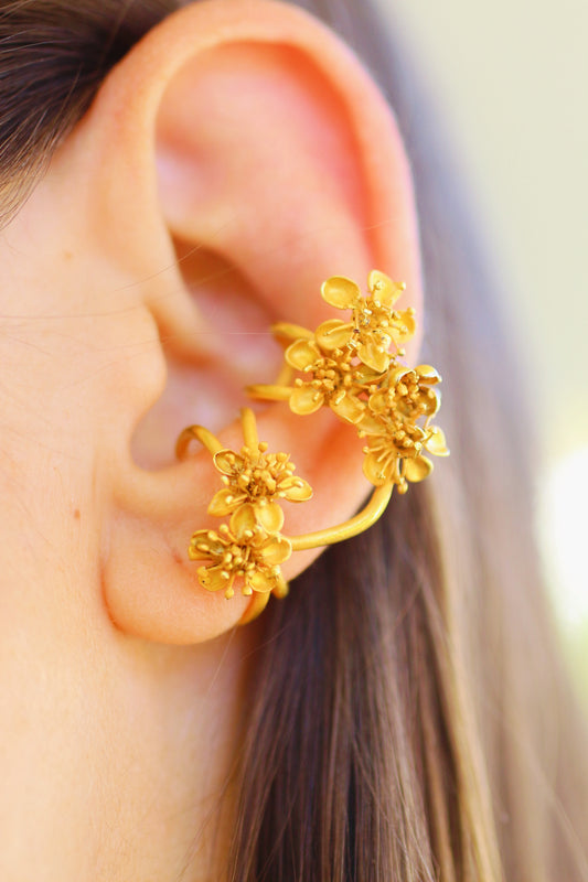 Ear cuff com flores da primavera