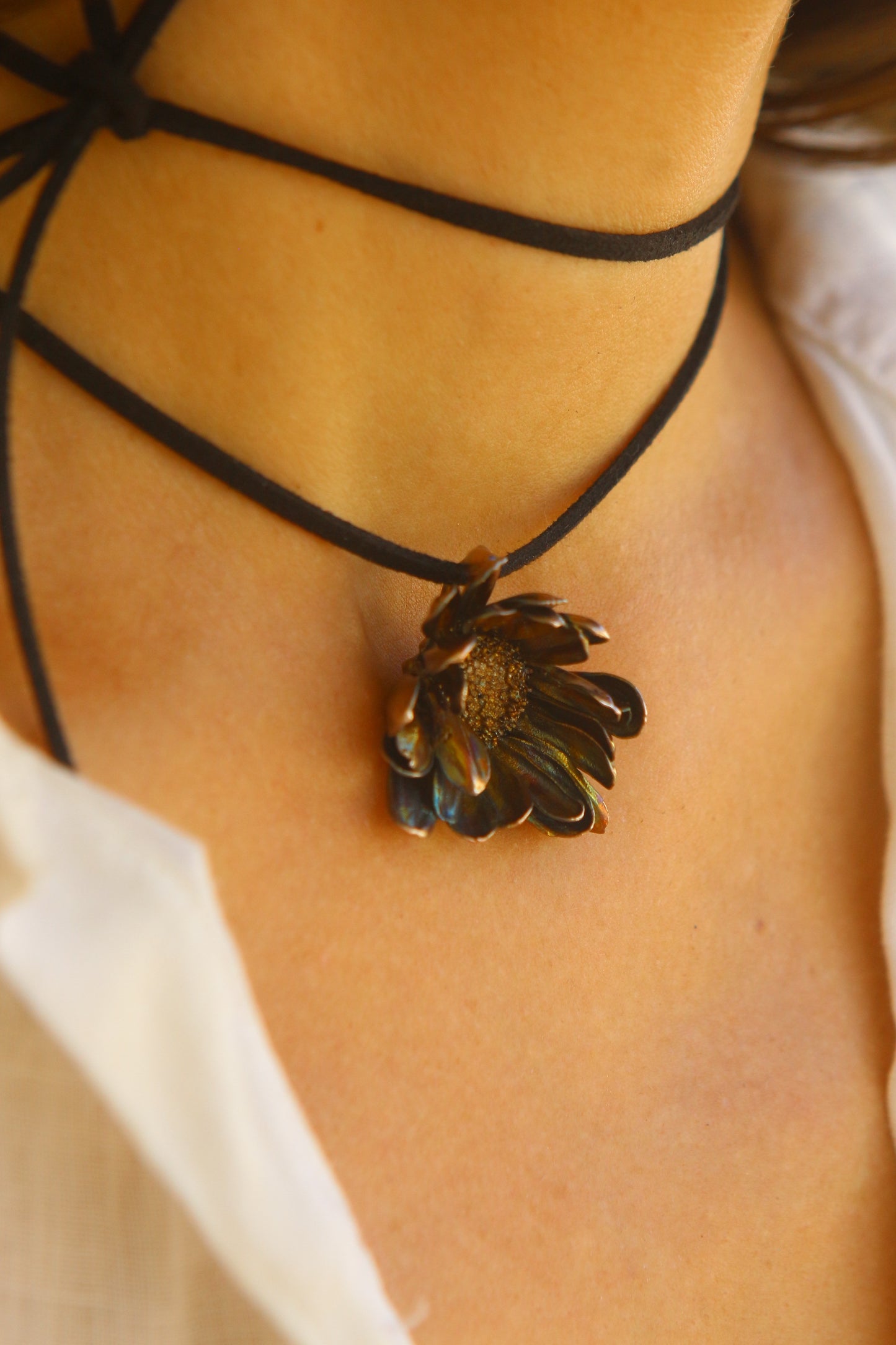 Pendente com flor de crisantemo