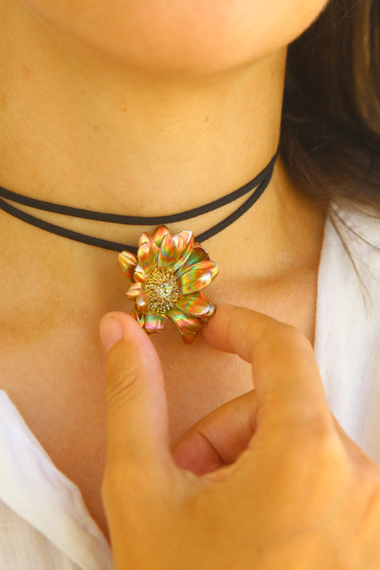 Pendente com flor de crisantemo