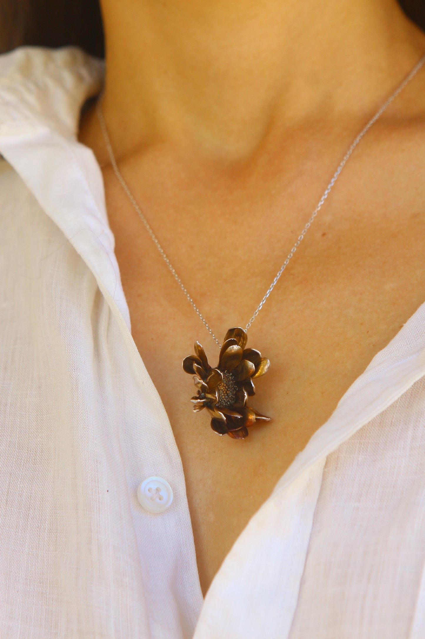 Pendente com flor de crisantemo