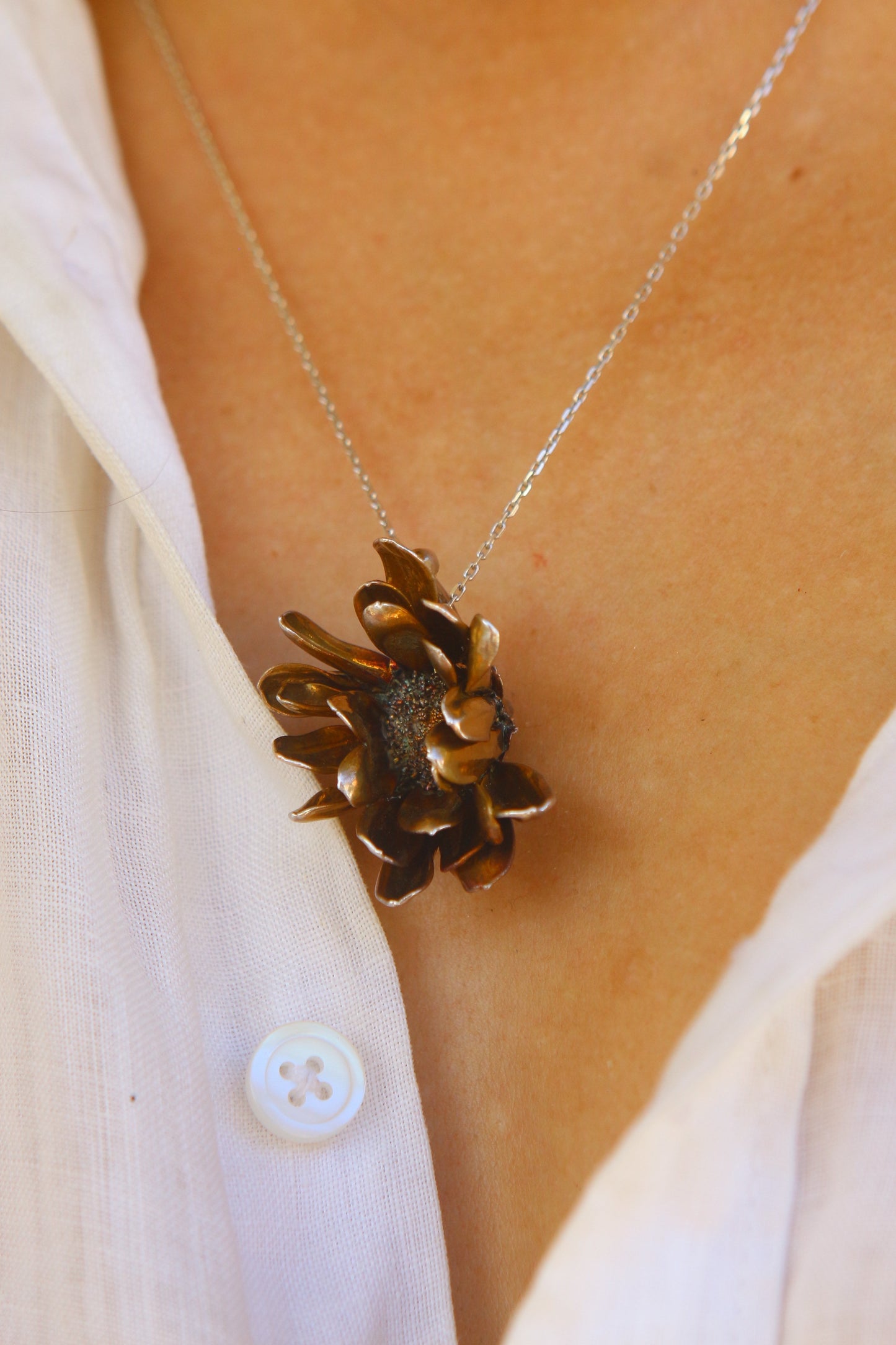 Pendente com flor de crisantemo