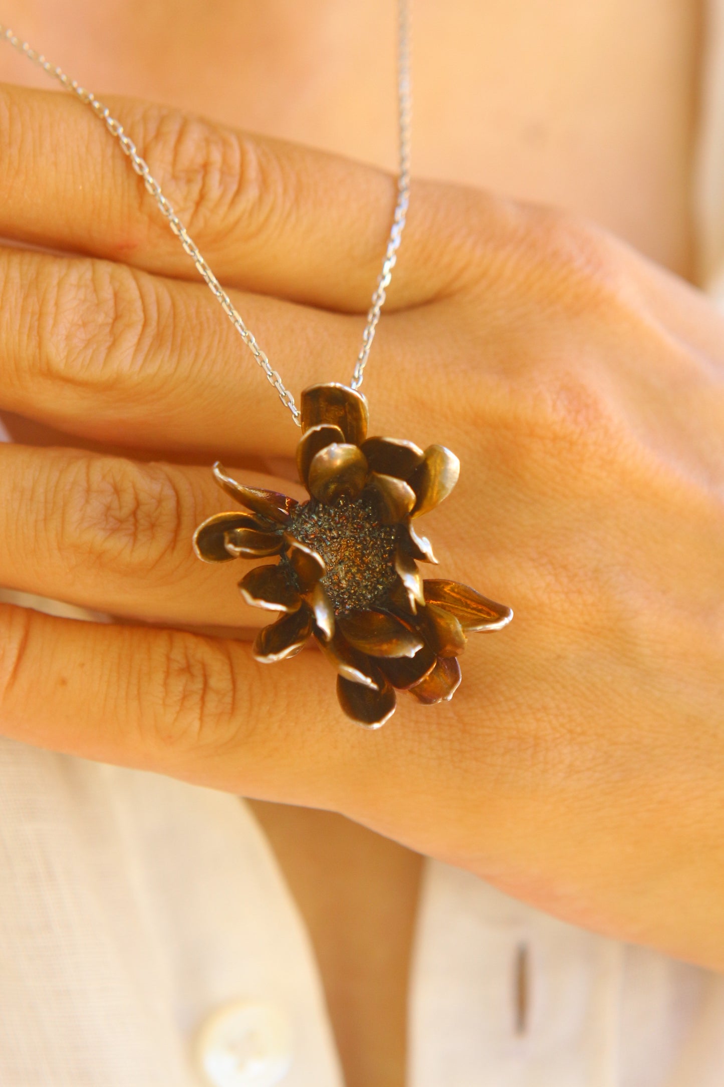 Pendente com flor de crisantemo