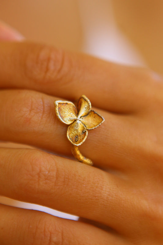 Anel com flor de hortensia