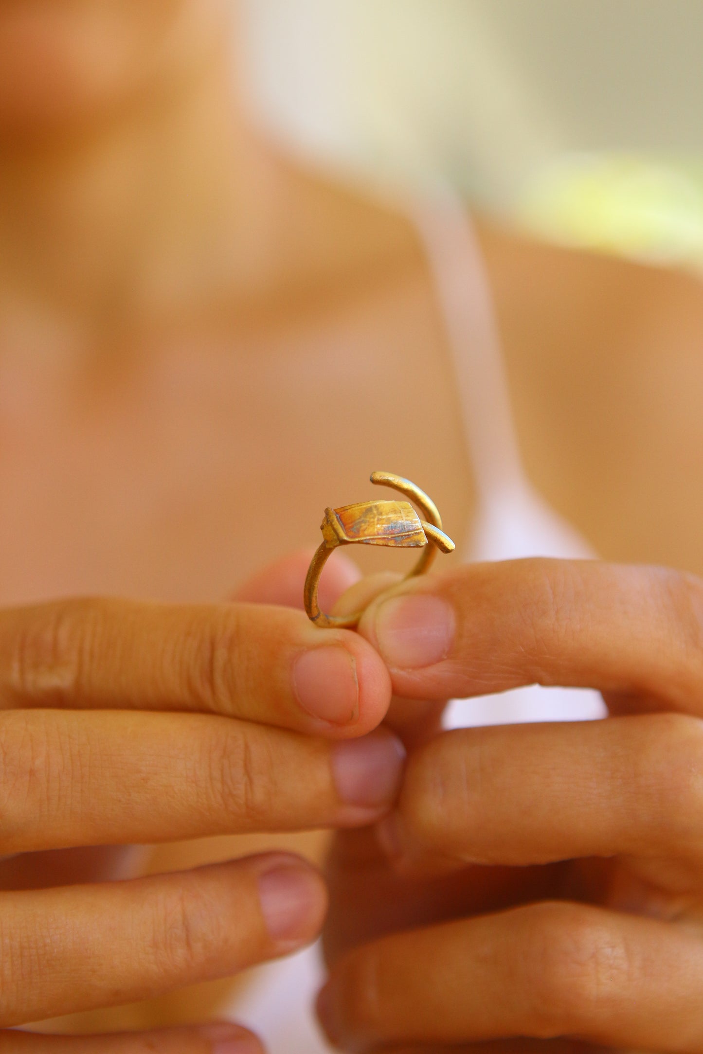 Anel com fragmento de folha