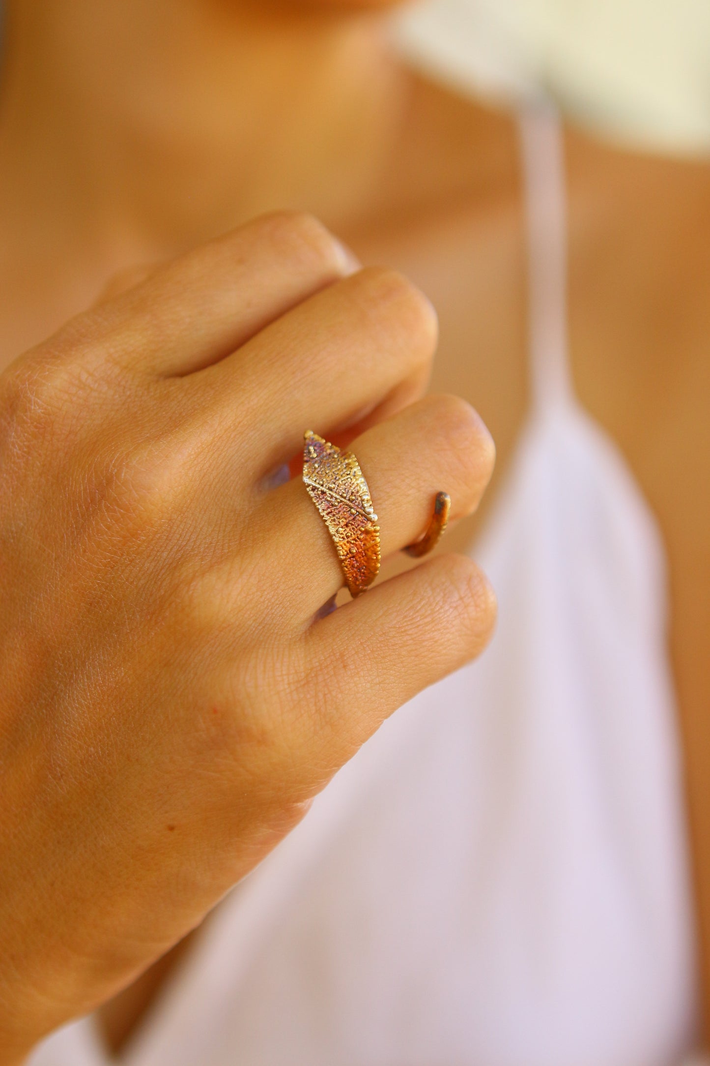 Anel com fragmento de folha