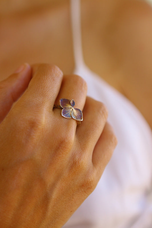 Anel com flor de hortensia